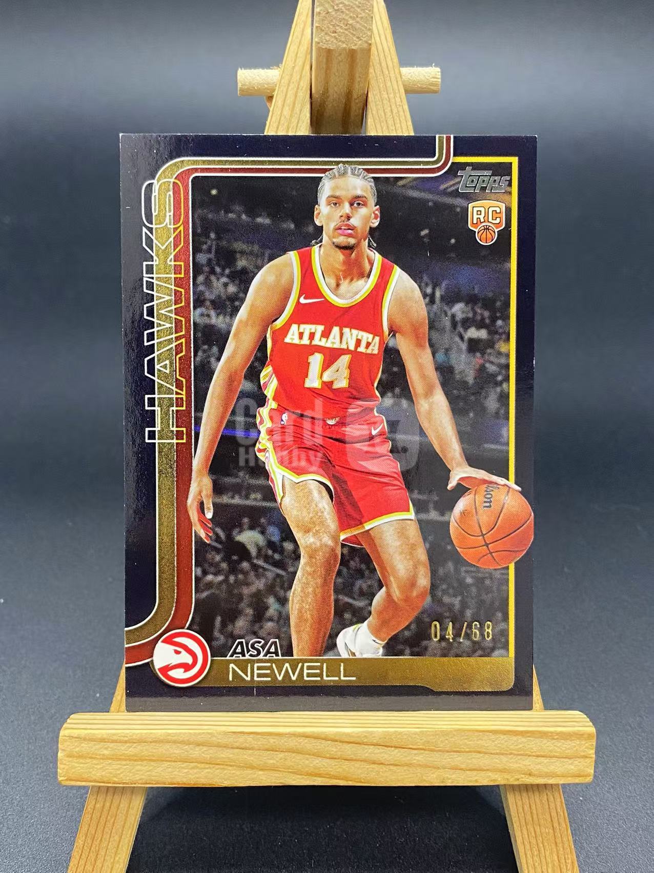 2025-26 【六六代卖 预付快速回款】 Topps Asa Newell RC 纽厄尔 老鹰 04/68编 新秀 黑折 折射 BASE 瑕疵如图（丑丑鸭01）