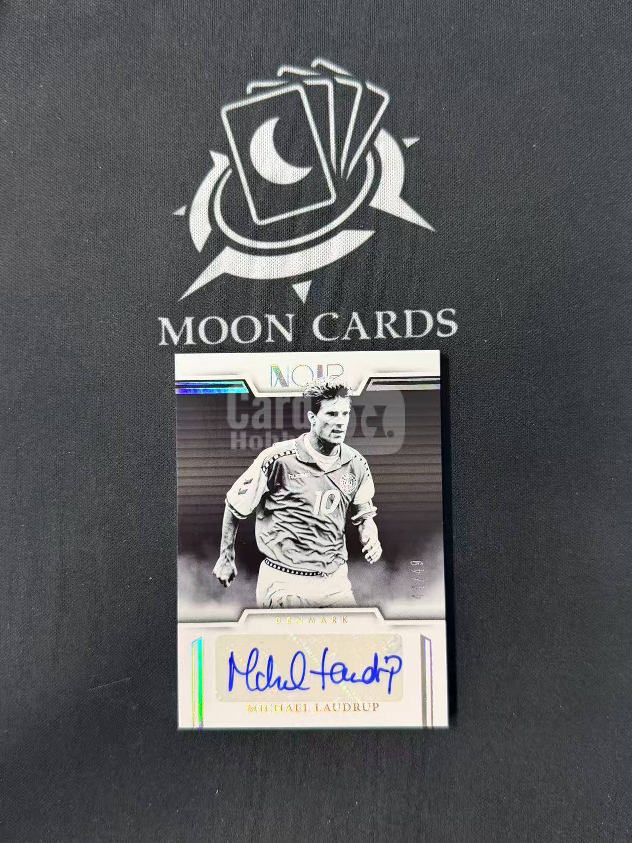 【梦卡拍卖】2025-26 Panini Noir 诺尔 世界杯之路 Michael Laudrup 米歇尔 劳德鲁普 签字 丹麦 皇马 尤文 /49编 #DD# A07
