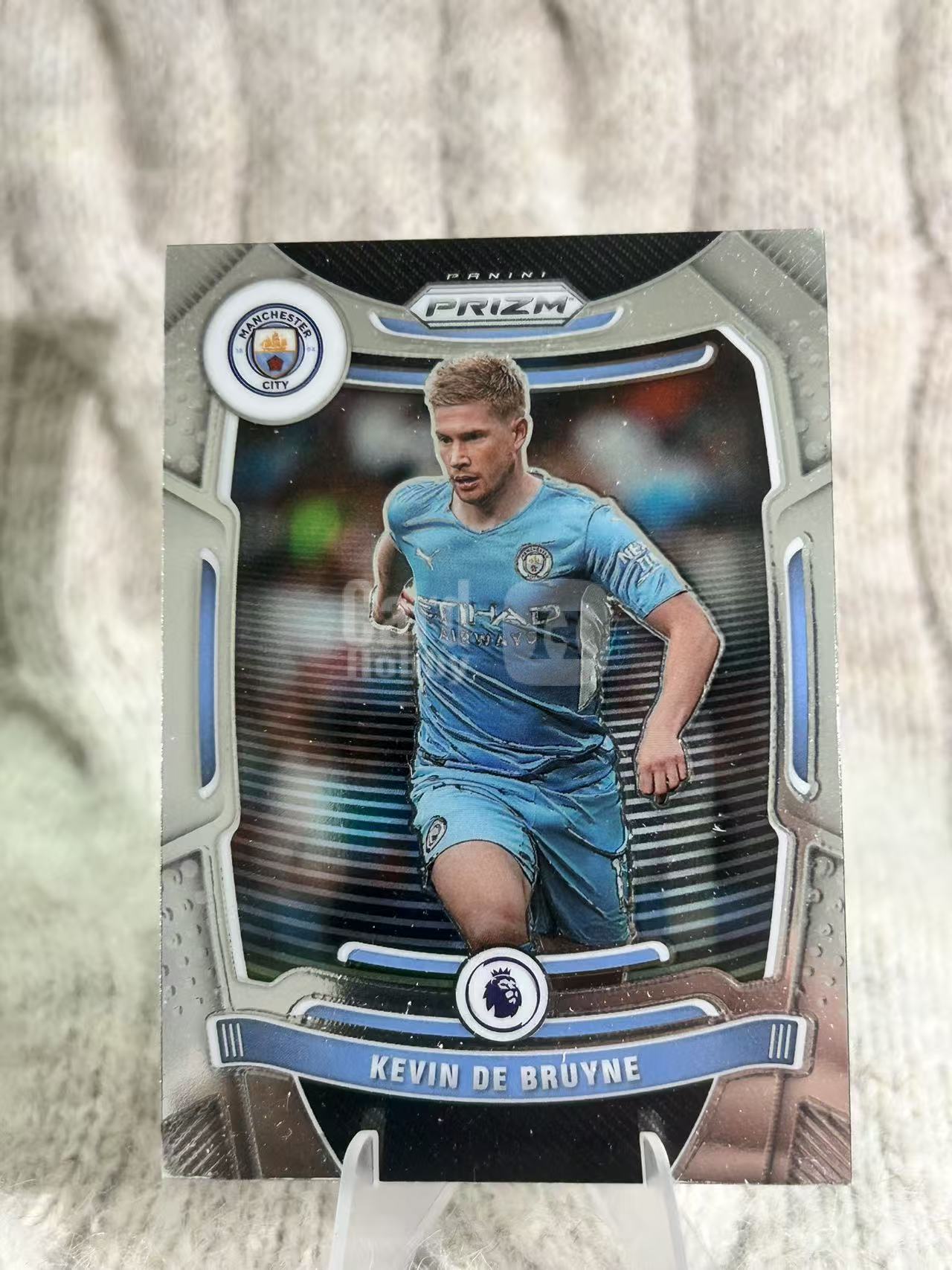 2021-22 Panini Prizm 英超 Kevin De Bruyne 凯文・德布劳内,德布劳内,效力曼城,足坛顶级中场,长传与远射能力顶尖,多次斩获英超冠军