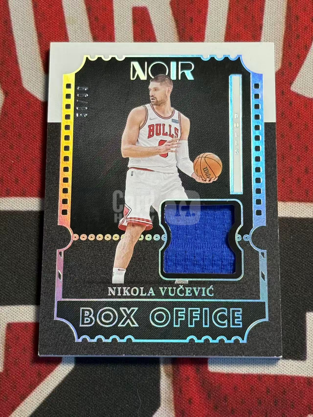2021-22 PANINI NOIR Nikola Vucevic 诺尔高端系列 公牛 黑山神锋 尼古拉武切维奇 99编 GU 大窗亲穿落场球衣物料割 衣料实物卡 银闪版【烂臭嘴拍卖】