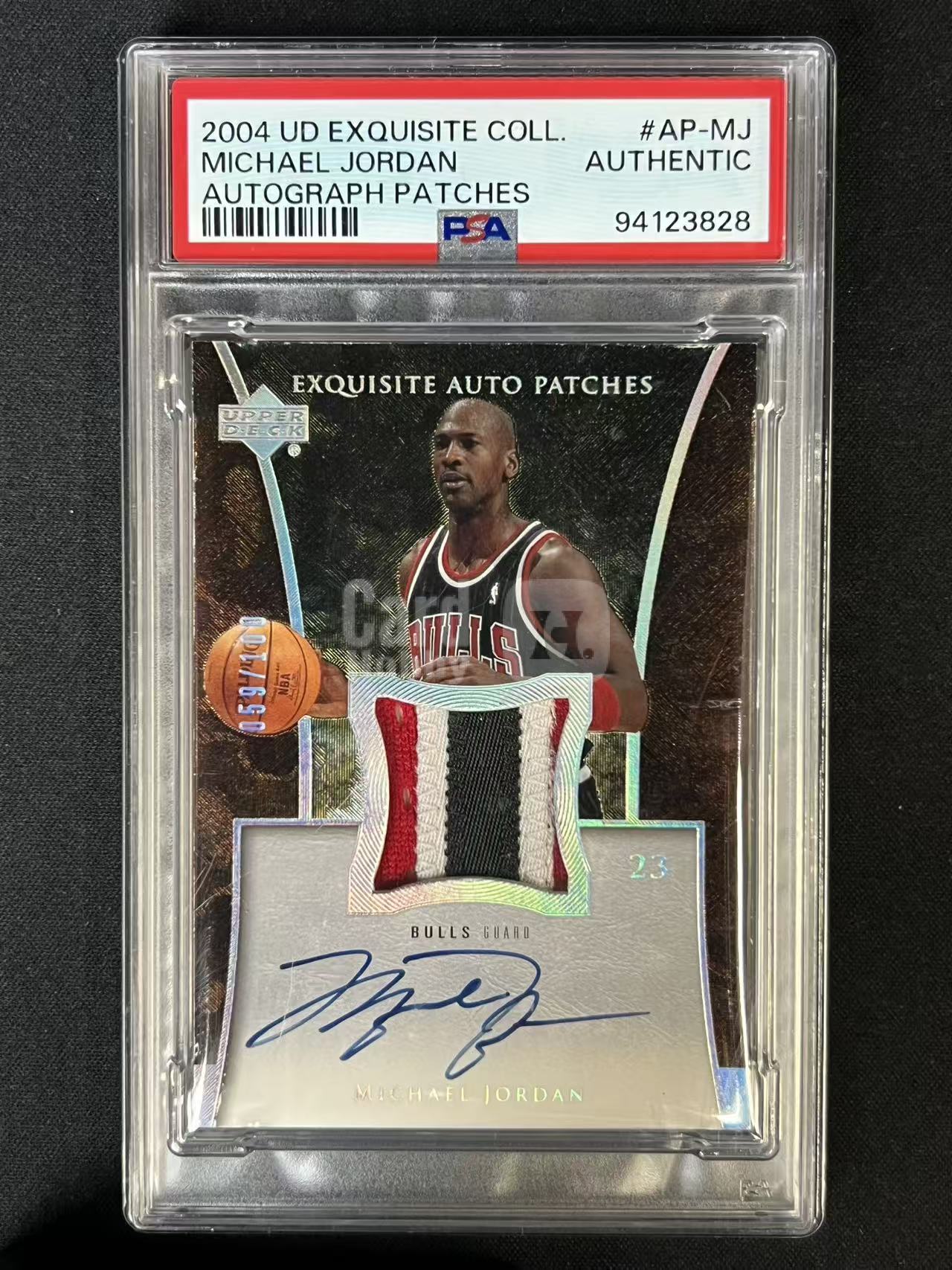 【小幻拍卖精品】2004 UPPER DECK EXQUISITE MICHAEL JORDAN 木盒 公牛 迈克尔 乔丹 篮球之神 /100编 白金闪版 PATCH 卡签 签字 GU球衣落场切割 PSA鉴真 签字看图 壳划痕非断签-秋王-