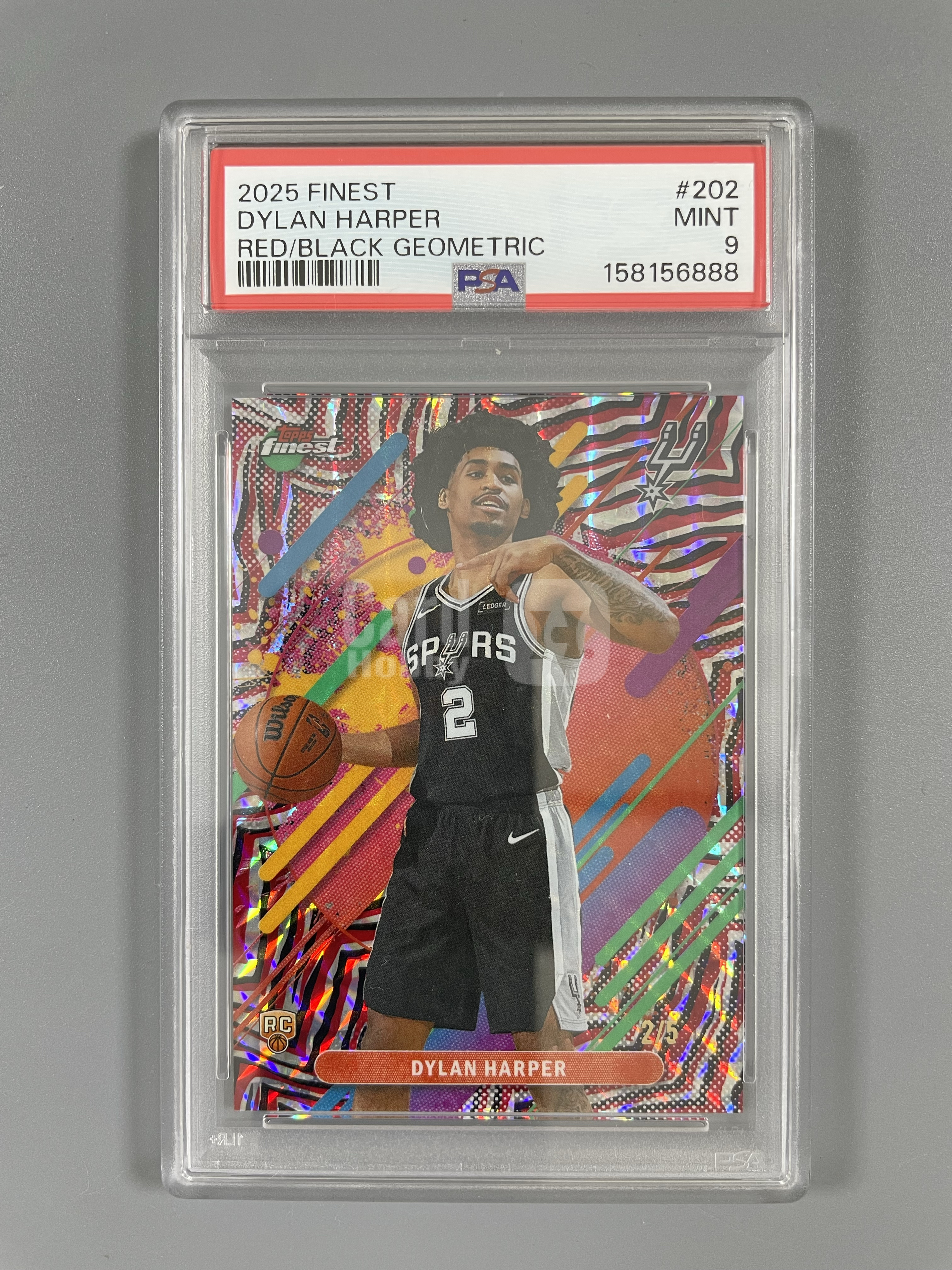 2025-26 Topps Finest Dylan Harper 【月火代卖】马刺 新秀RC 迪伦哈珀 2/5编 同背 等同1/1 红黑几何折 三级 大比例 实卡超美 PSA9 持守本心