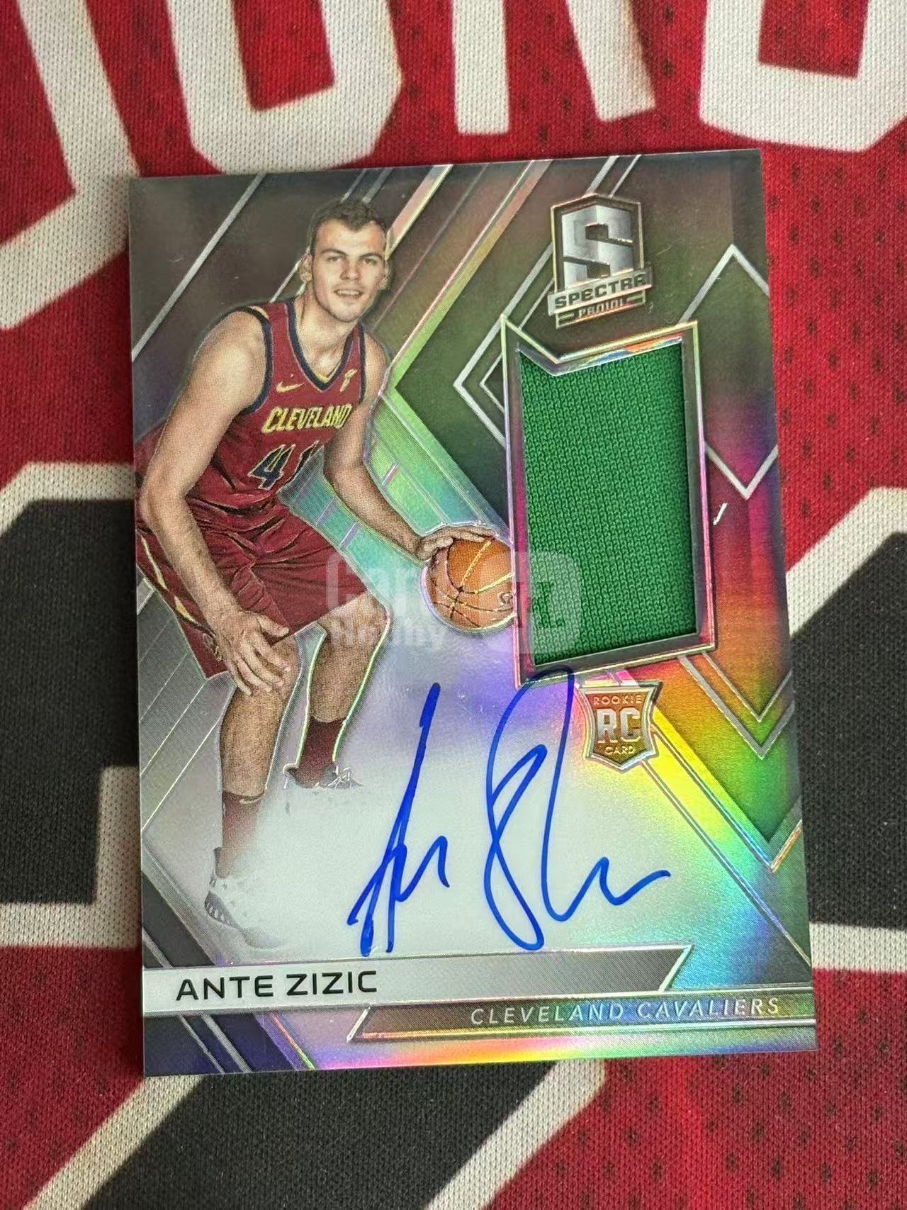 2017-18 PANINI SPECTRA 光谱系列 Ante Zizic 骑士名宿 新秀RC 安特日日奇 299编 RJA 新秀球衣物料签字卡 衣料实物卡签 新秀签 银折 折射【烂臭嘴拍卖】