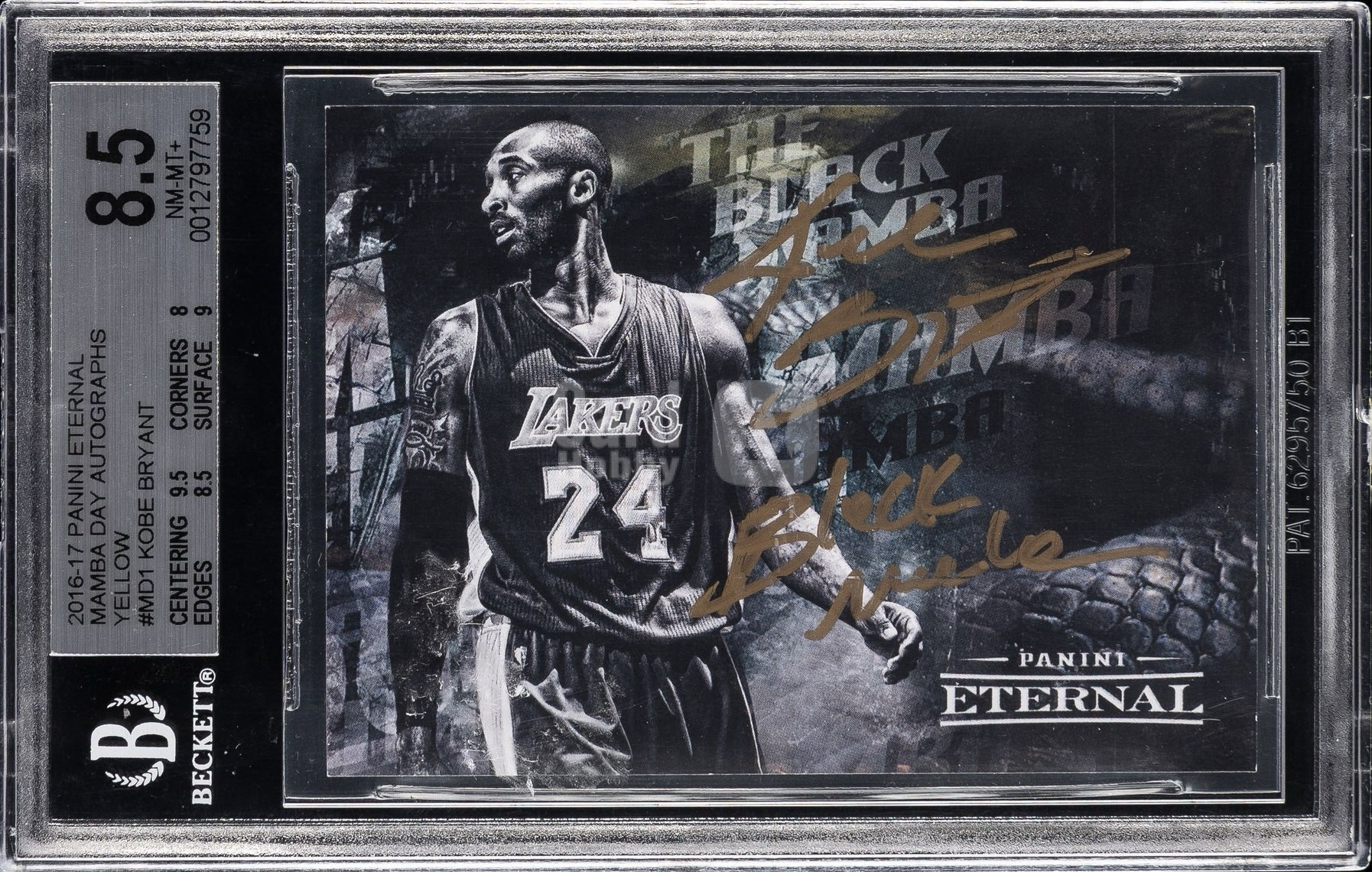 2016-17 Panini Eternal Kobe Bryant 【小柴拍卖】科比 布莱恩特 签字 卡签 黑曼巴绰号black mamba 老大/8背号编 金笔铭文 涂鸦墙 顶级收藏 BGS评级8.5 蛇纹背景 超酷专收 姆总