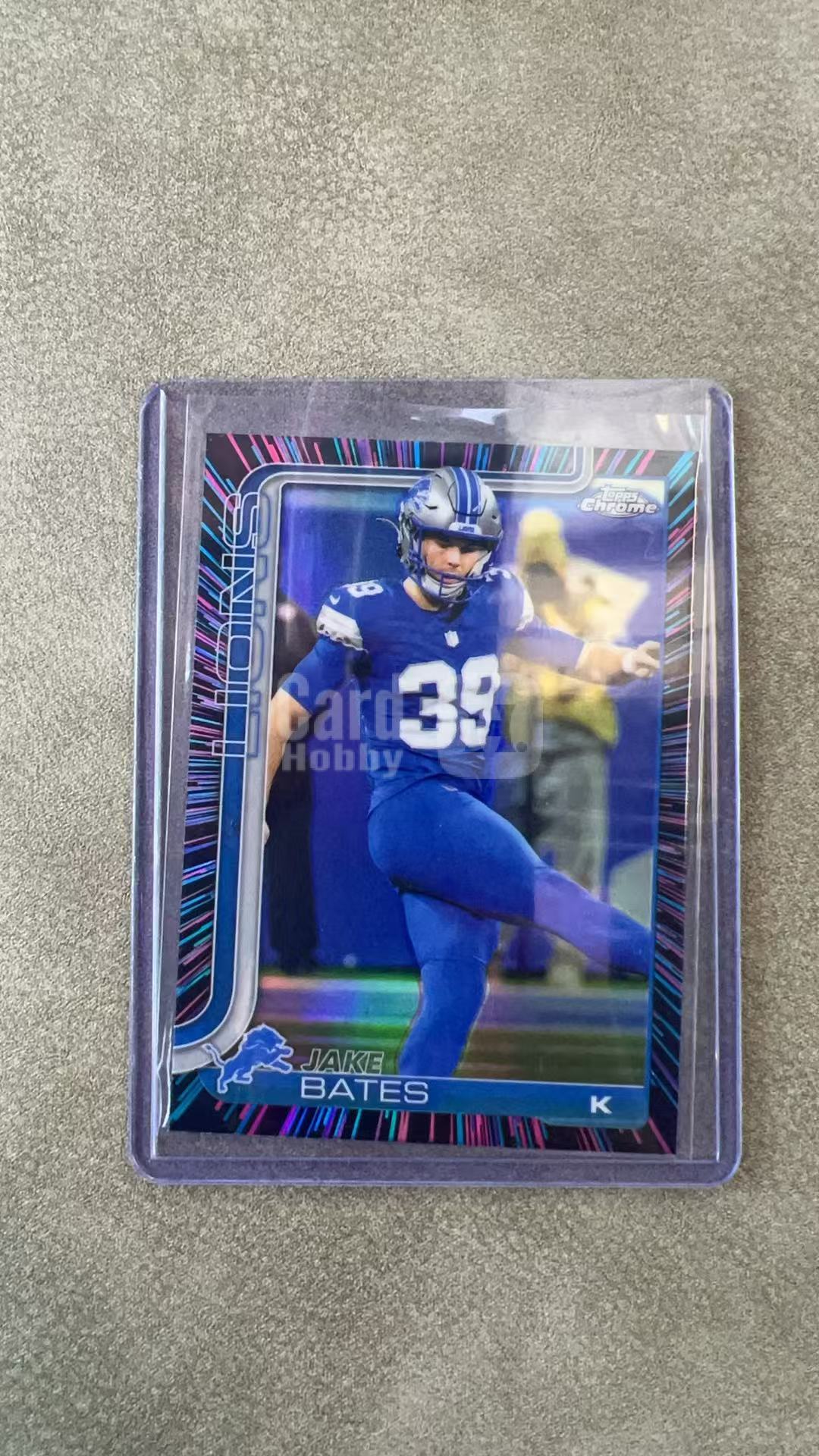 4622【330球星卡实体店代卖】2025 Topps Chrome TC元年 NFL JAKE BATES 杰克贝茨 雄狮 大比例 SSP 霓虹折 射线波纹折 仅顺丰寄付(雄狮)