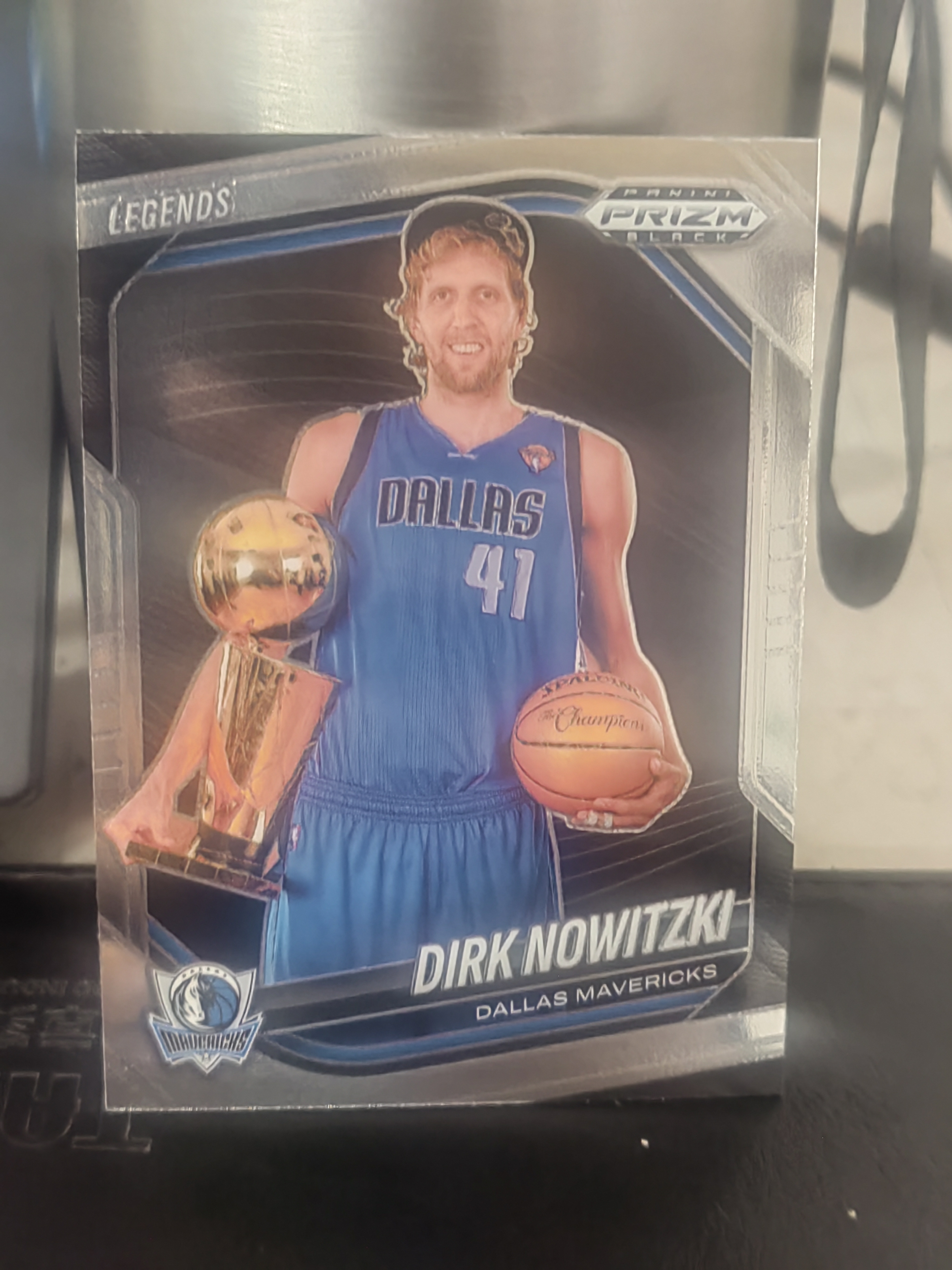 2024-25 Panini Prizm Black Dirk Nowitzki PZ Black 德克 诺维茨基 独行侠 司机 捧杯 篮 白边白角 不保卡品 卡品如图