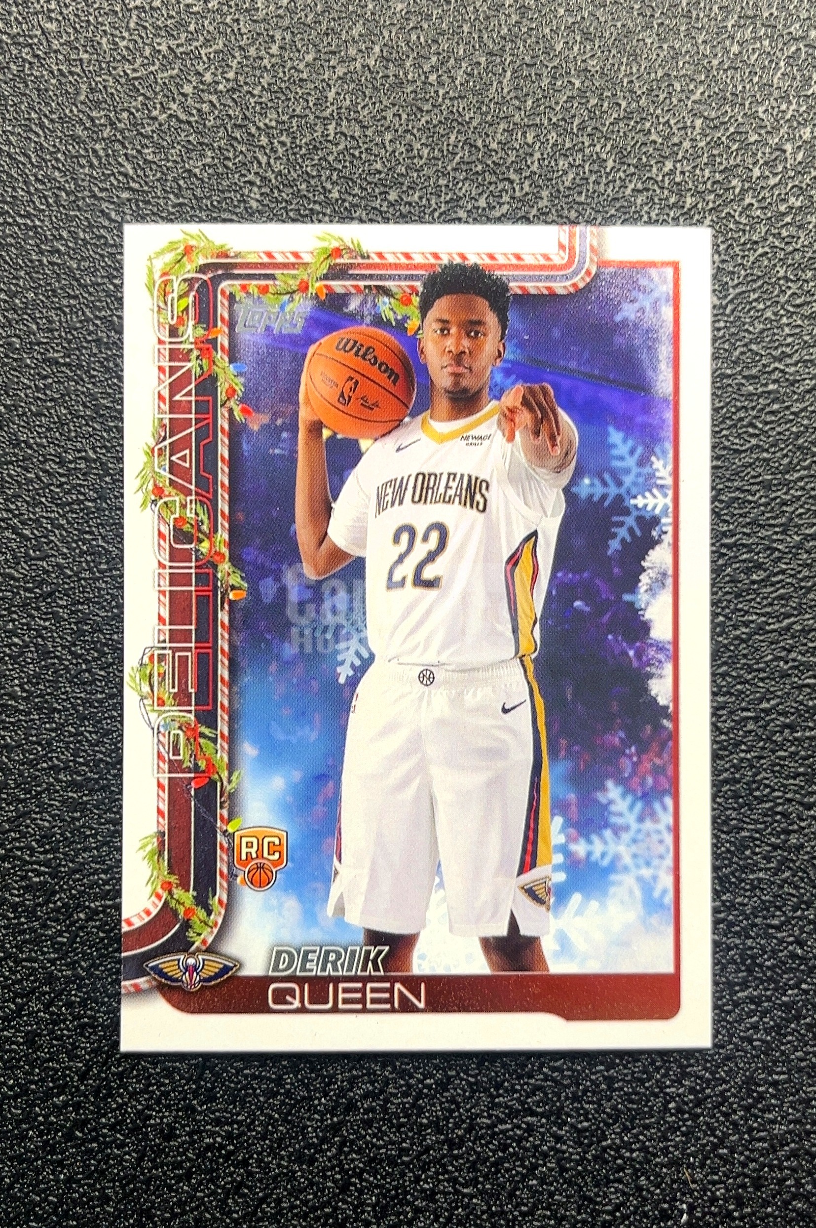 【小白1%代卖】2025 Topps Holiday 藤曼装饰卡 Derik Queen 德里克·奎恩 新秀 RC 卡品如图 高价值 #H173 New Orleans 0018#35