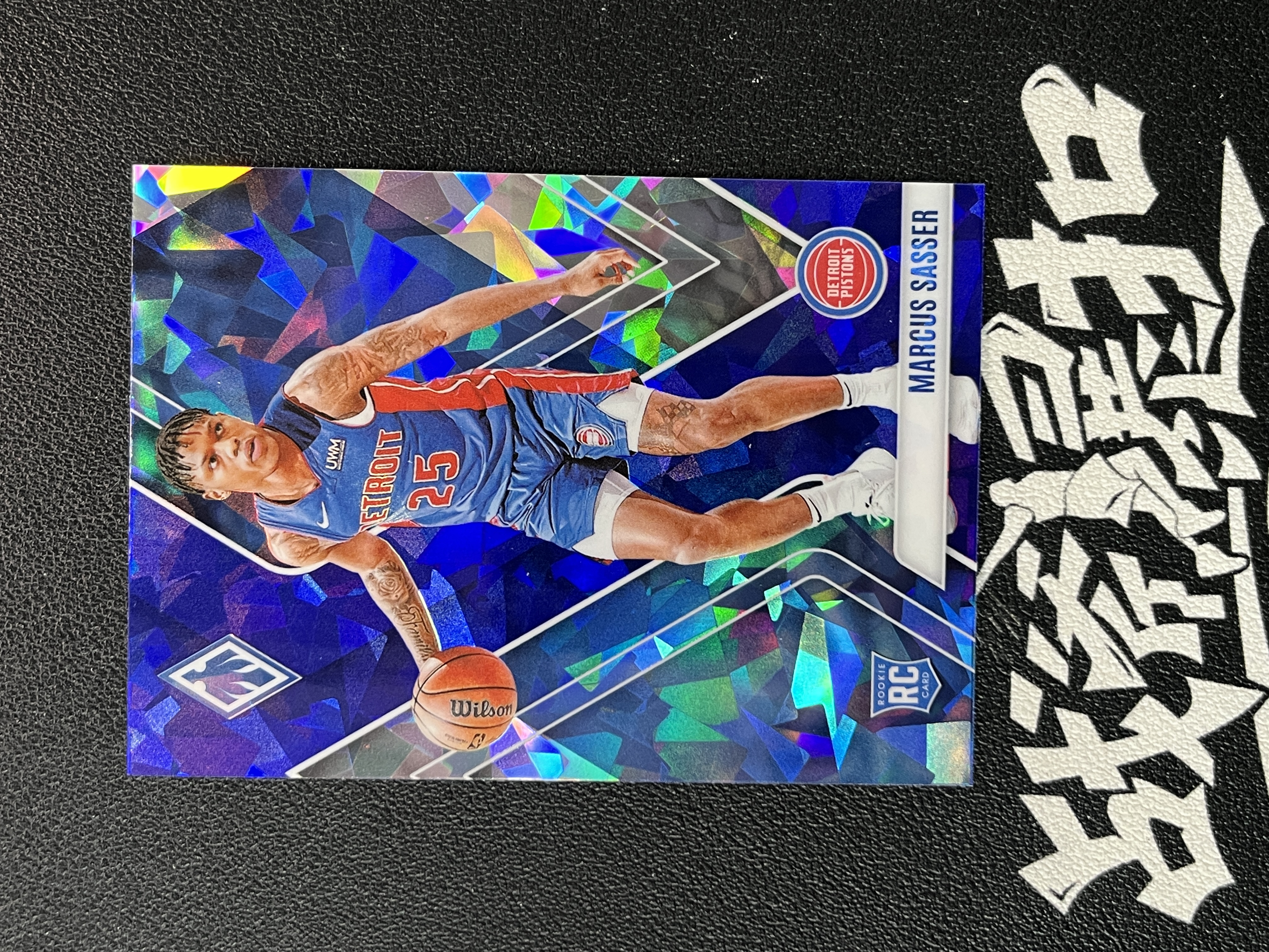 2023-24 Phoenix 凤凰 Marcus Sasser 马库斯·萨瑟 RC 新秀 活塞 碎冰折 收藏必备 瑕疵如图【战斧暴扣 接代卖】战斧闪电AR6