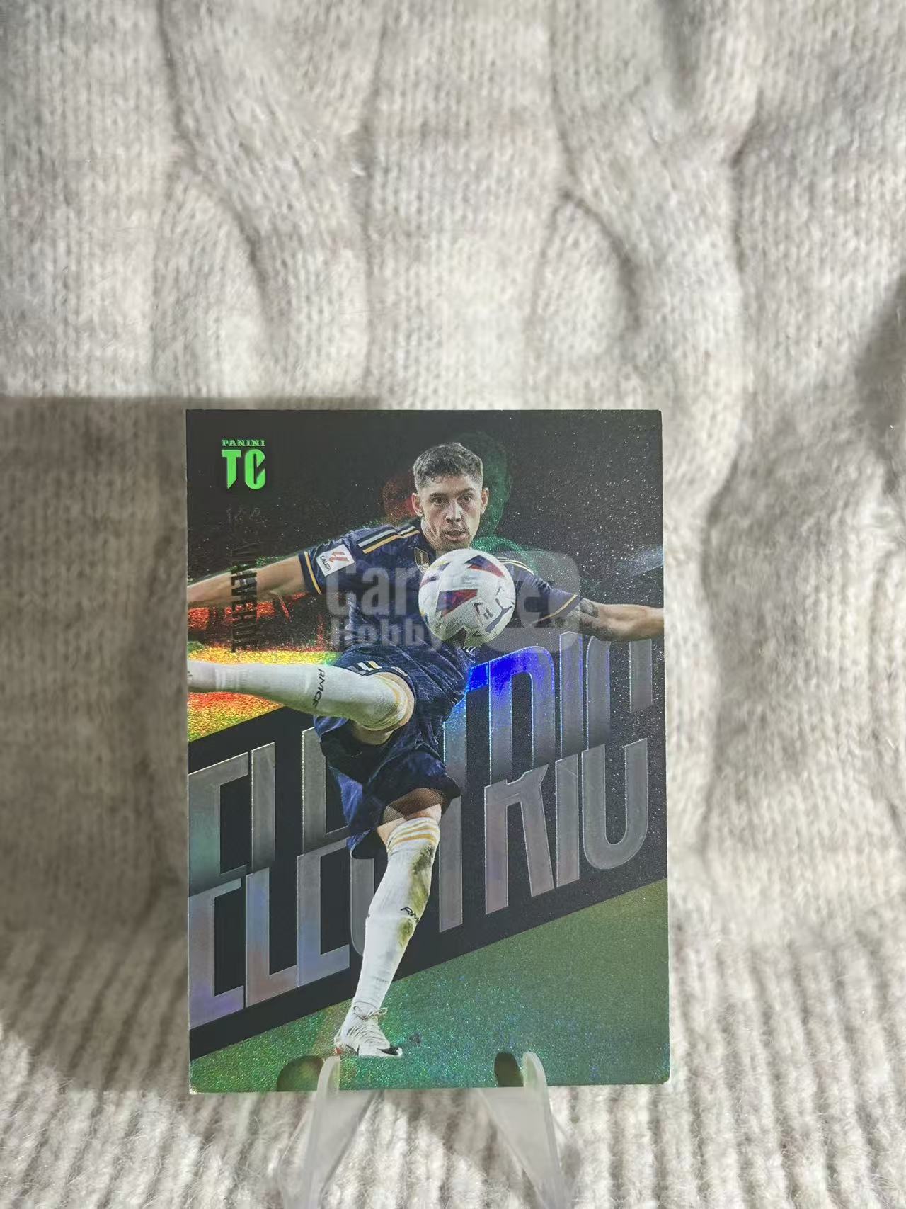 2024 Panini Top Class 2024 Federico Valverde 费德里科・巴尔韦德,皇家马德里 Electric 电光特卡。幻彩闪砂黑底,皇马客场球衣凌空抽射选图