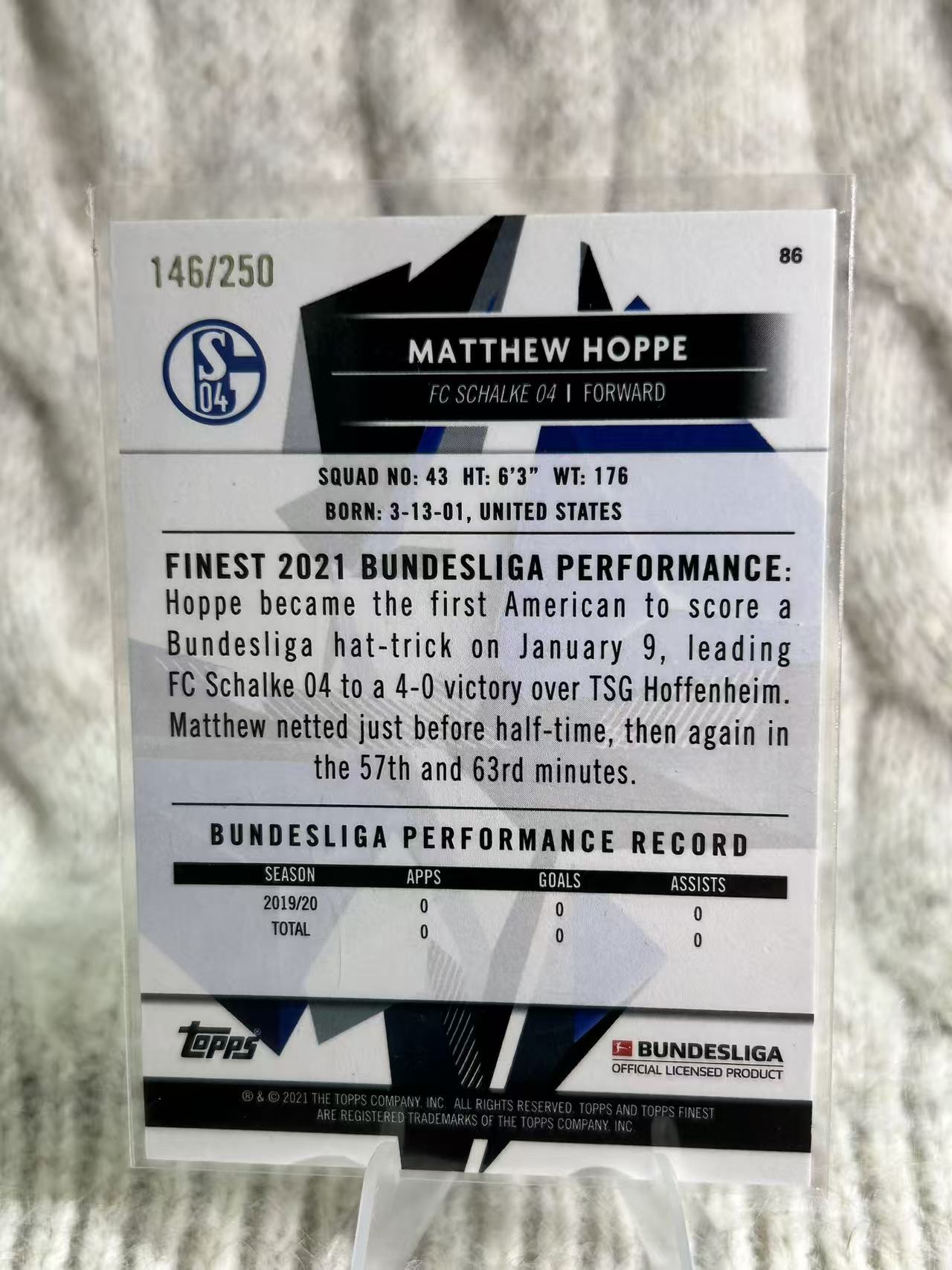 2021 Topps Prizm 英超 Matthew Hoppe 紫折 RC 新秀球星卡 - 马修・霍普,146/250 编,沙尔克 04 前锋。美国年轻射手,首位在德甲完成帽子戏法的美国球员
