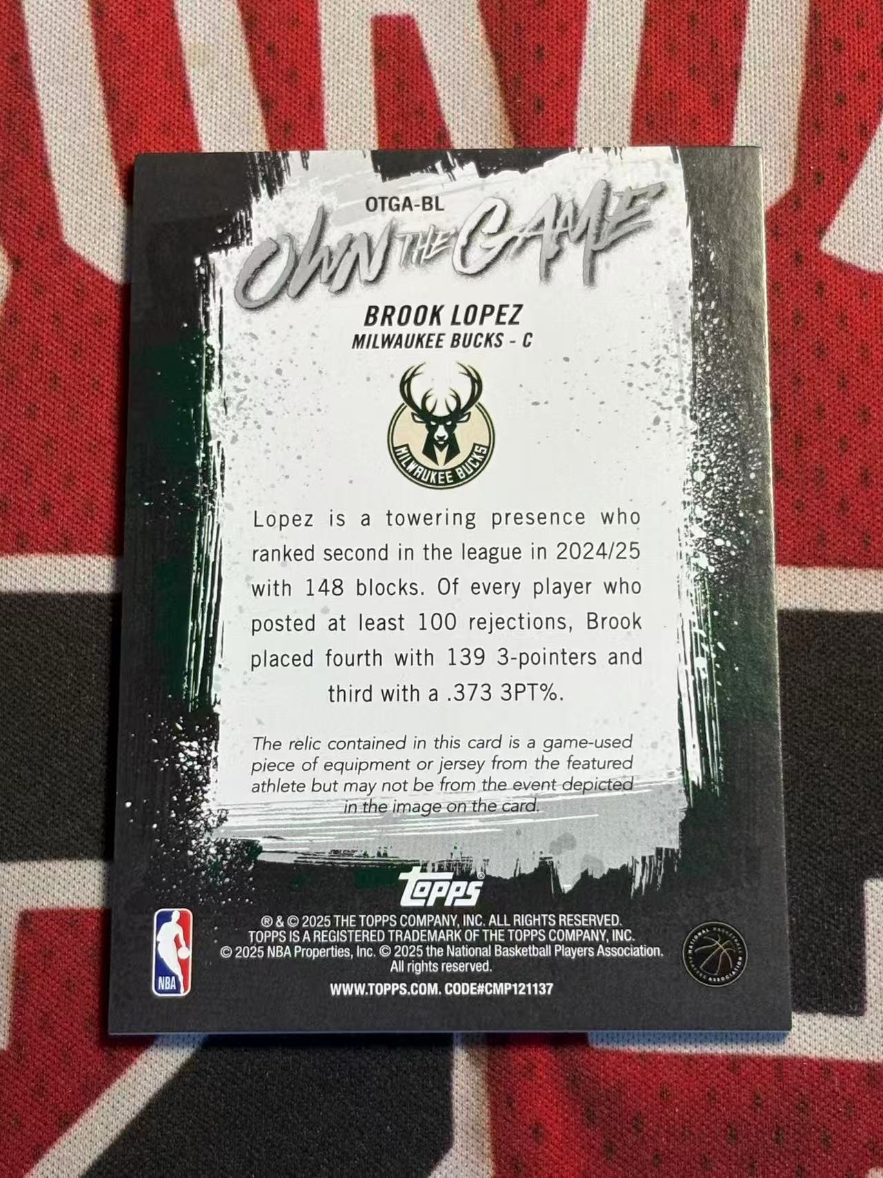 2025-26 TOPPS FLAGSHIP 旗舰系列 Brook Lopez 雄鹿 高射炮 布鲁克洛佩兹 GU 亲穿落场球衣物料切割 衣料实物卡 专收凑套必备【烂臭嘴拍卖】