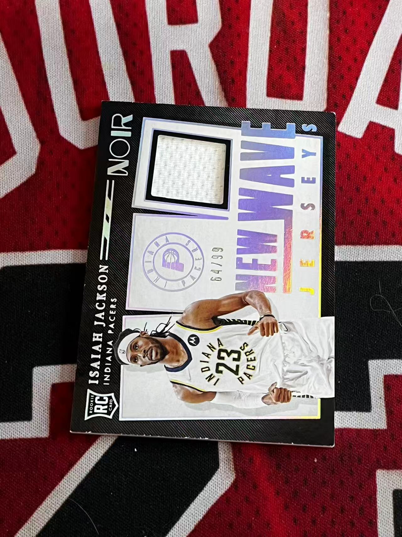 【接寄拍】2021-22 PANINI NOIR 诺尔高端系列 步行者 新秀RC 以赛亚杰克逊 99编 大窗新秀球衣物料切割 衣料实物卡 银闪版折射 专收凑套必备【烂臭嘴拍卖】