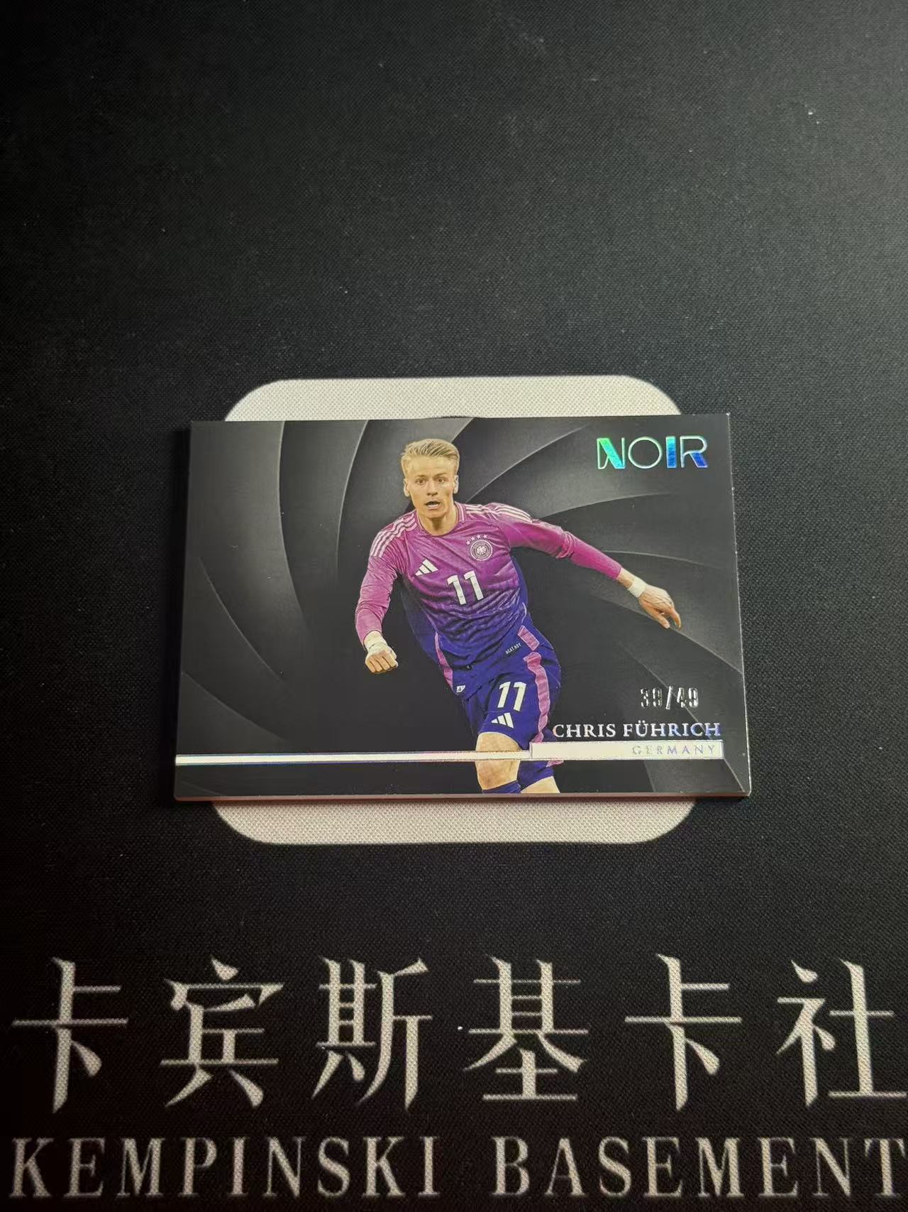 2025-26 Panini Noir Chris Führich 【卡宾】克里斯 弗里希 德国 最新足球NOIR 诺尔 横版BASE 49编 专收凑套必备 变化板 白神
