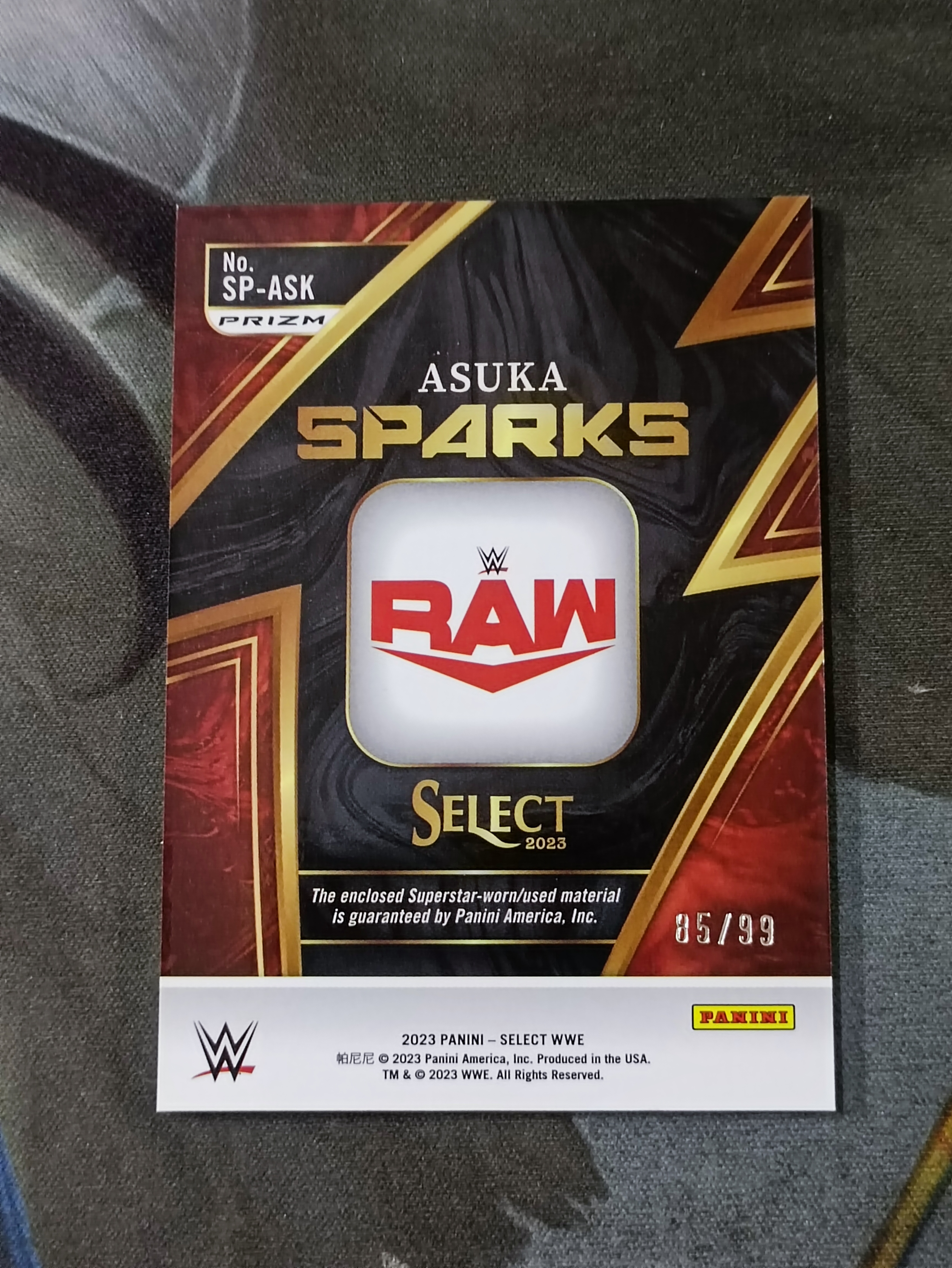 2023 Panini Select WWE Asuka 明日华 限量85/99编 红折 物料实物 WWE 职业摔角(品见大图微瑕)《苏州卡通》J【ANDY】