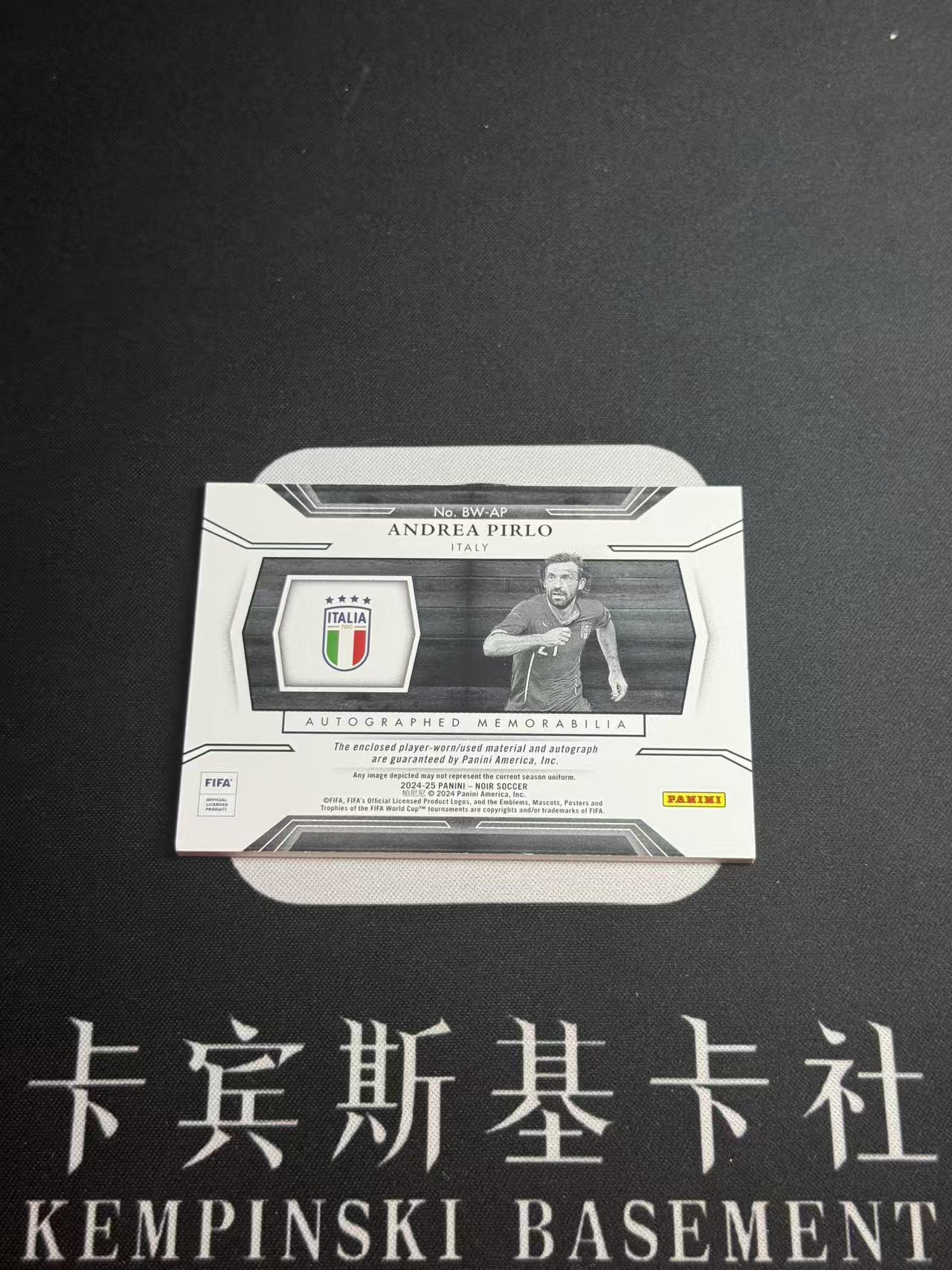 2025-26 Panini Noir Andrea Pirlo 【小来】安德烈 皮尔洛 意大利 尤文 名宿 睡皮 顶级中场 横版黑白物料签 2/10编 墨迹完美 全网首张 瑕疵如图 世界杯年投资佳品