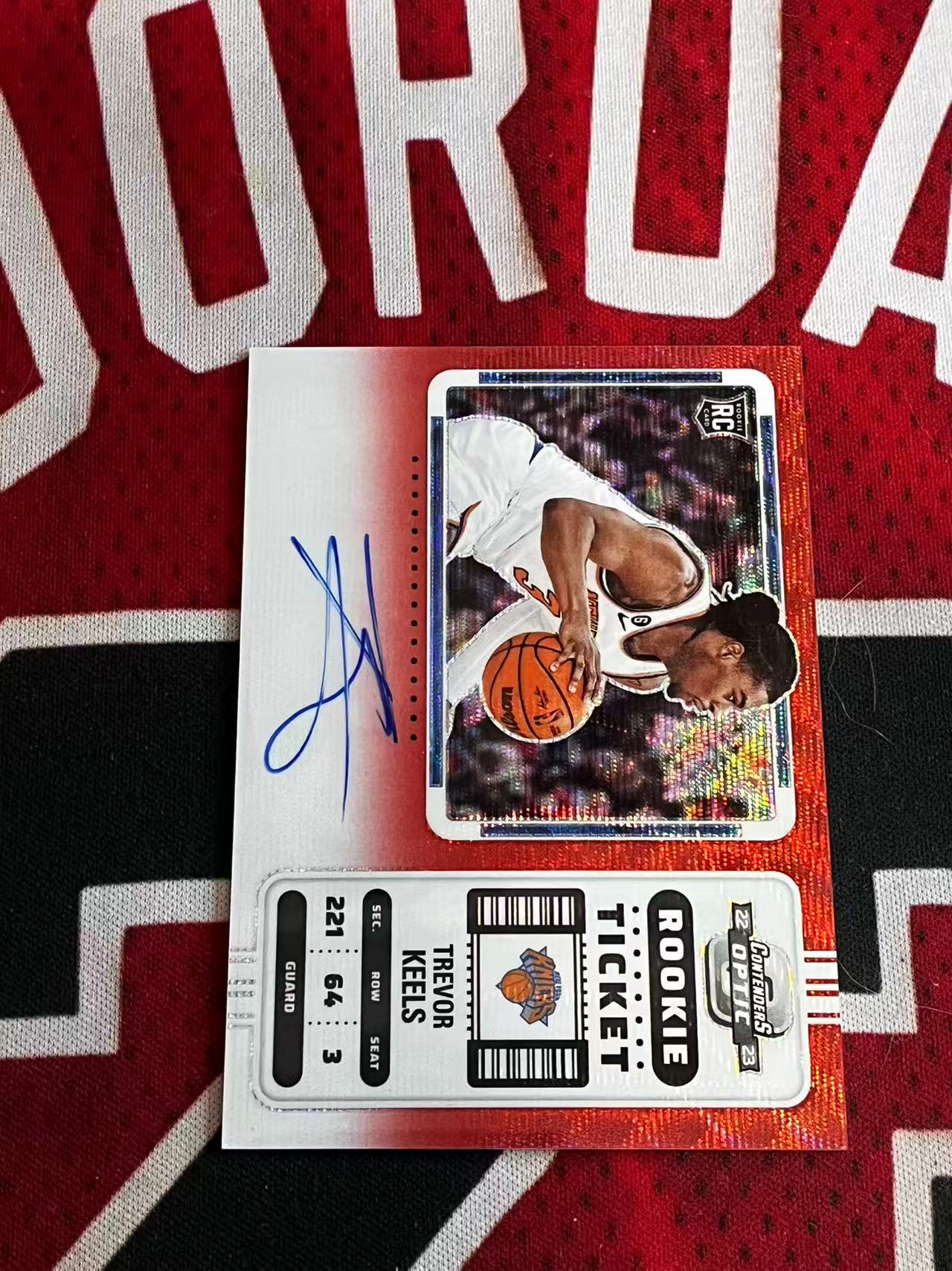 【接寄拍费】2022-23 PANINI CONTENDERS OPTIC 球票系列 尼克斯 新秀RC 特雷弗基尔斯 签字卡 卡签 变化版新秀球票 红波纹折 折射【烂臭嘴拍卖】