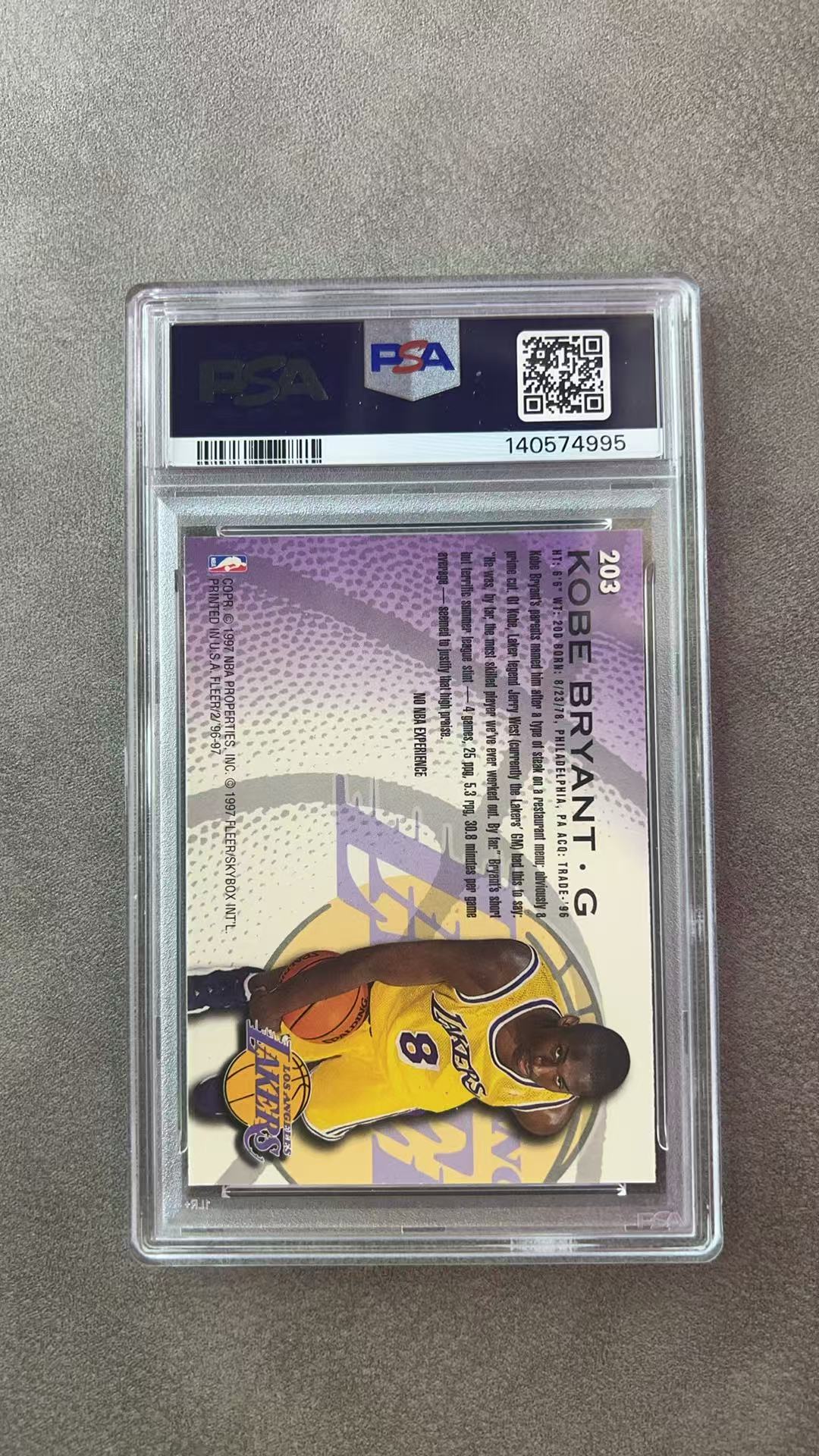 883【330球星卡实体店代卖】1996-97 FLEER Kobe Bryant 科比布莱恩特 黑曼巴 老大 湖人 新秀RC 经典老卡 PSA8 仅顺丰寄付(UK23)