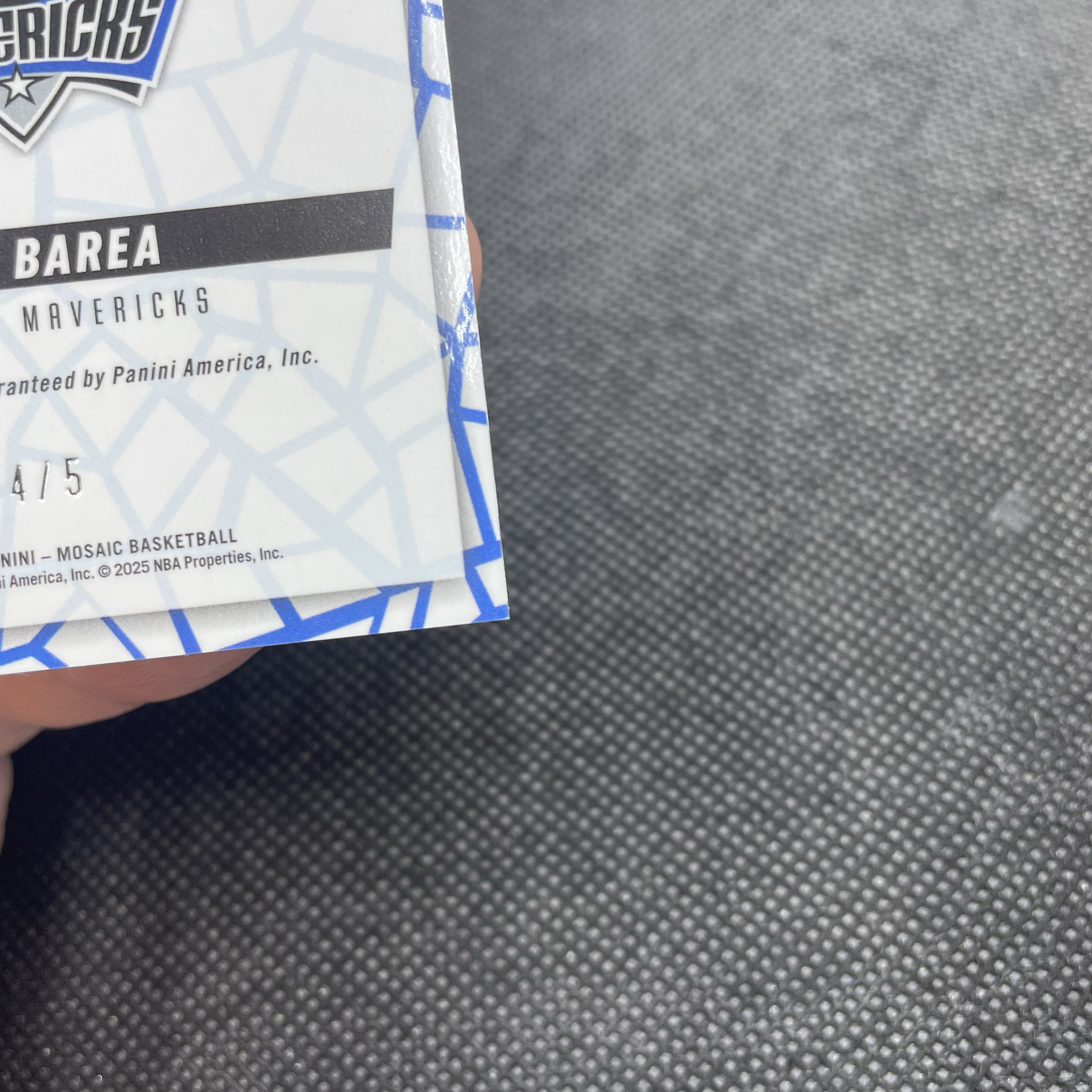 2024-25 Panini Mosaic J.J. Barea 马赛克 独行侠 小牛 JJ 何塞 巴里亚 4/5编 签字 背号签 绿折 波多黎各 诺维茨基队友 冠军拼图 稀少低编 品墨如图 Yo