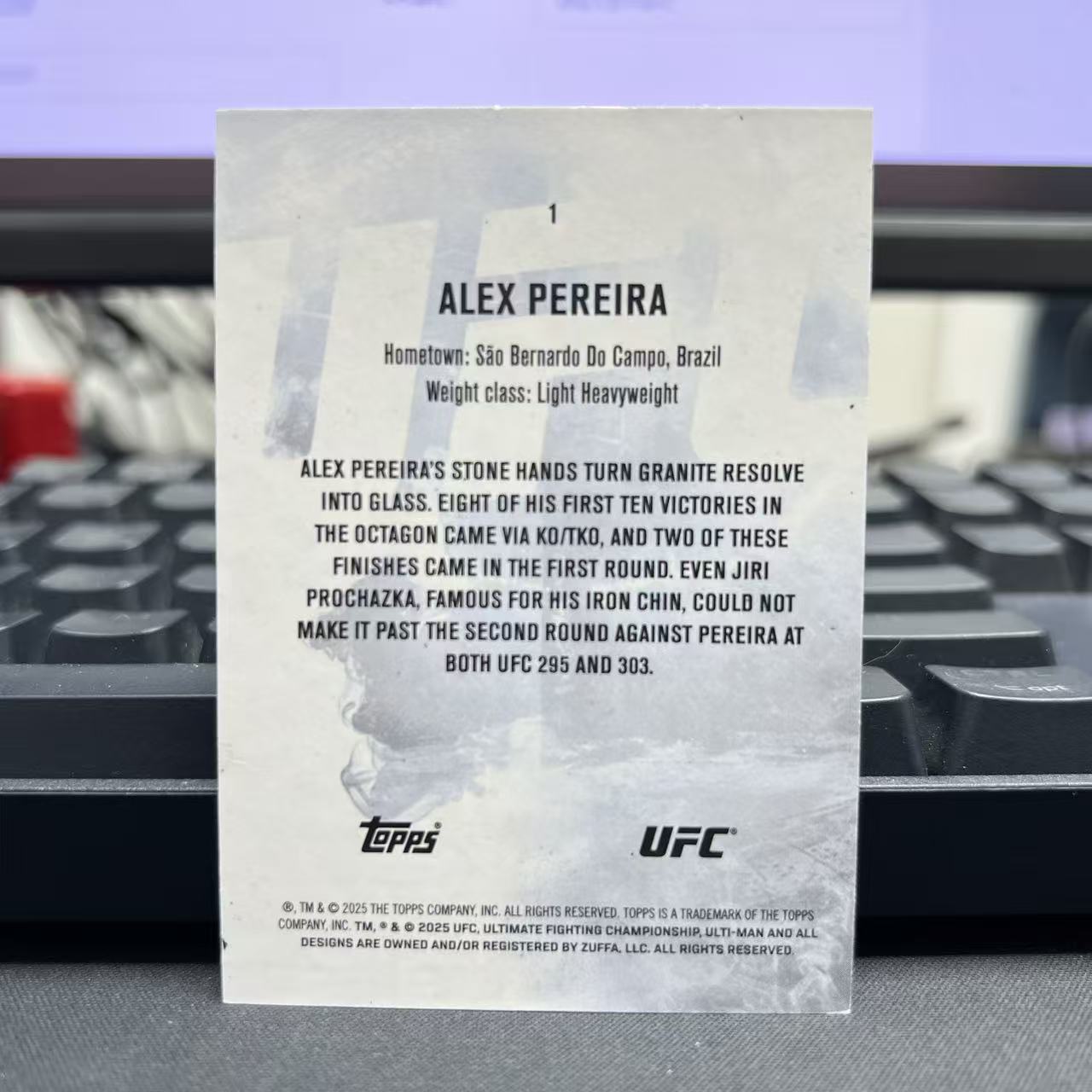 2025 Topps Knockout Alex Pereira 【杰克森拍卖】亚历克斯·佩雷拉 UFC双冠王 MMA年度最佳男子选手 中量级 特卡 034/125编 INS