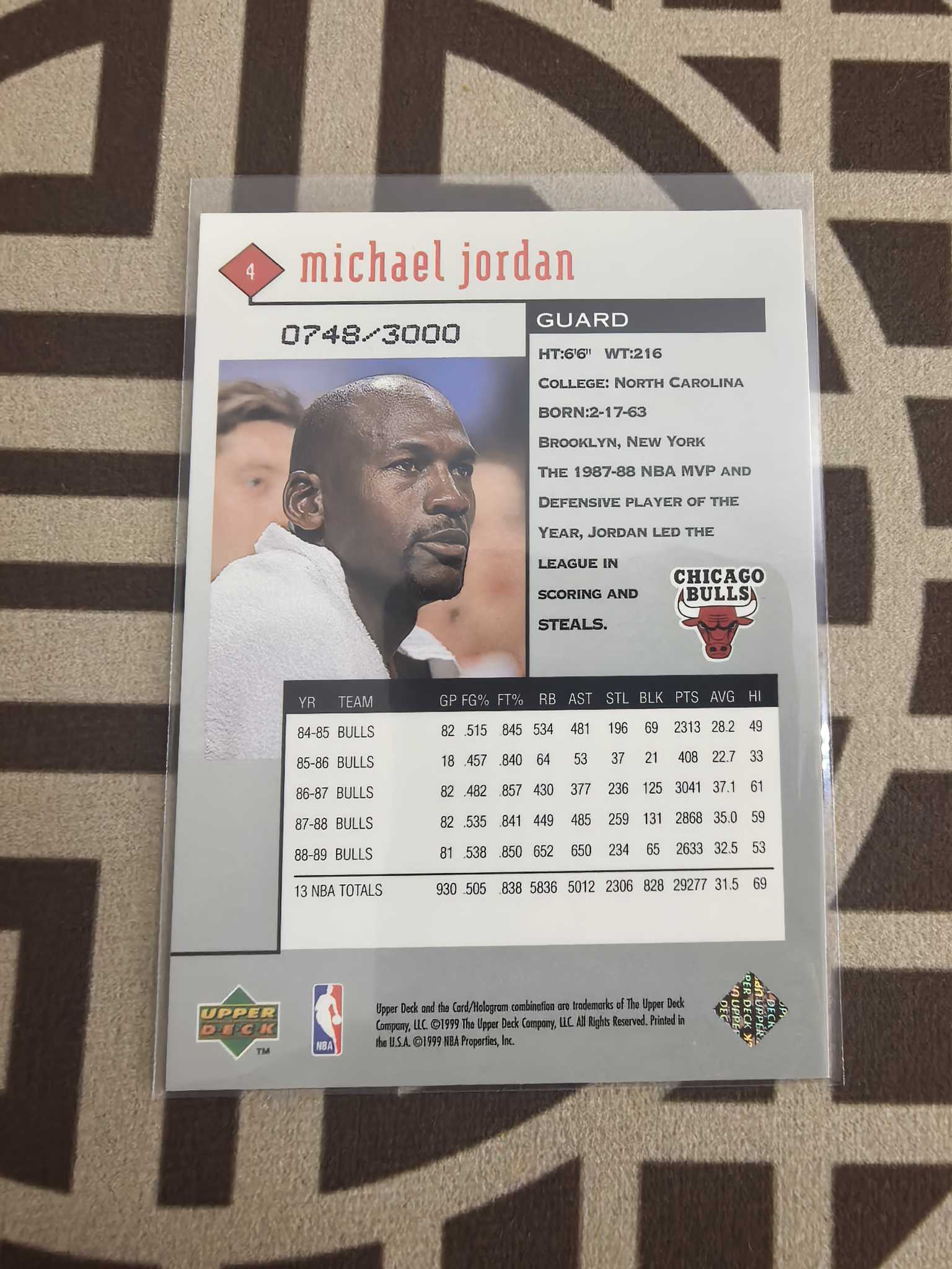 【套卡王】1998-99 upper deck black diamond系列 元年 公牛队 传奇 篮球之神 迈克尔-乔丹 大比例0748/3000编红折 实卡非常闪 漂亮 不保金标品相(不累计)