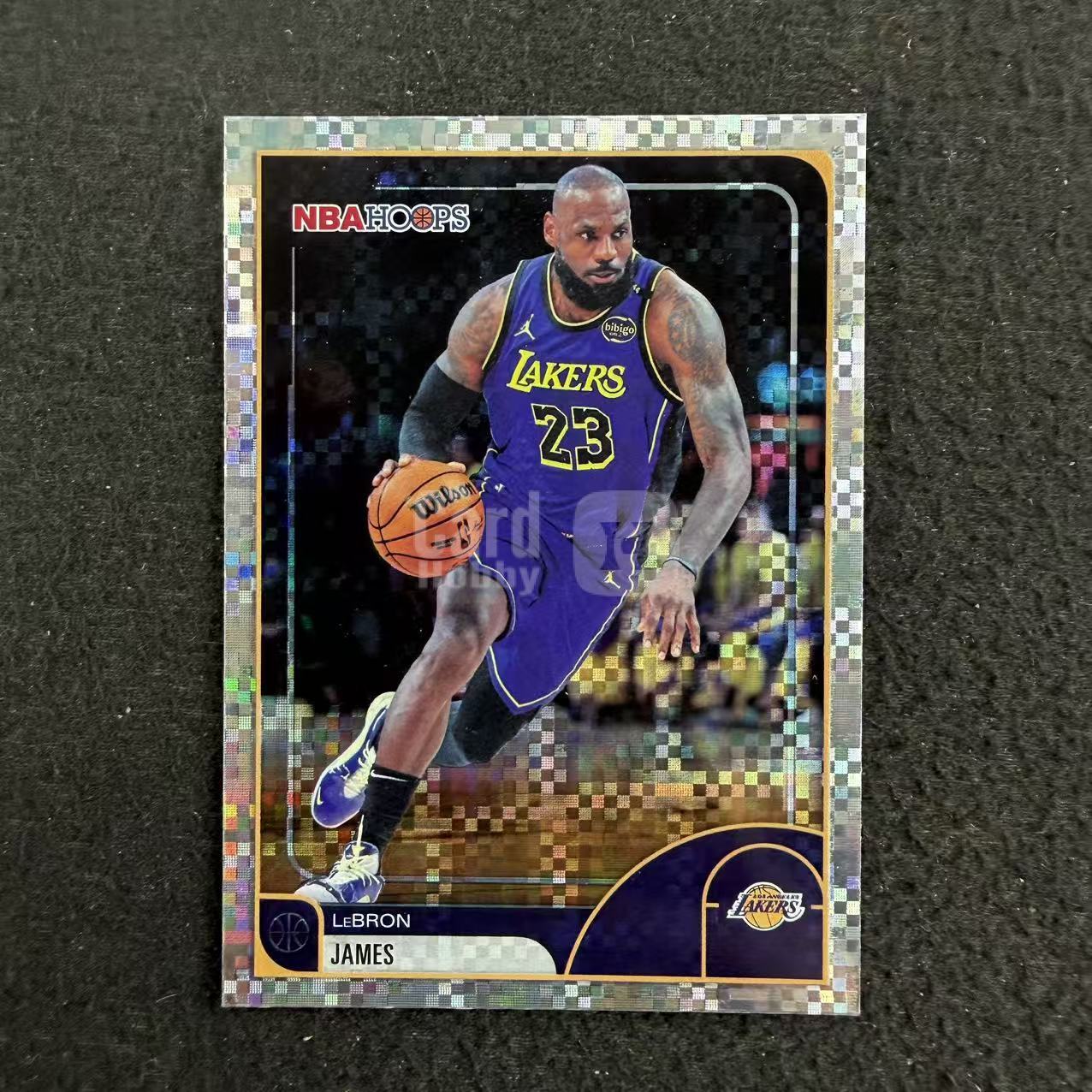 【阿福拍卖】2026 Topps Hoops LeBron James 勒布朗 詹姆斯 湖人 棋盘格折 瑕疵图3 收藏必备（CMY）