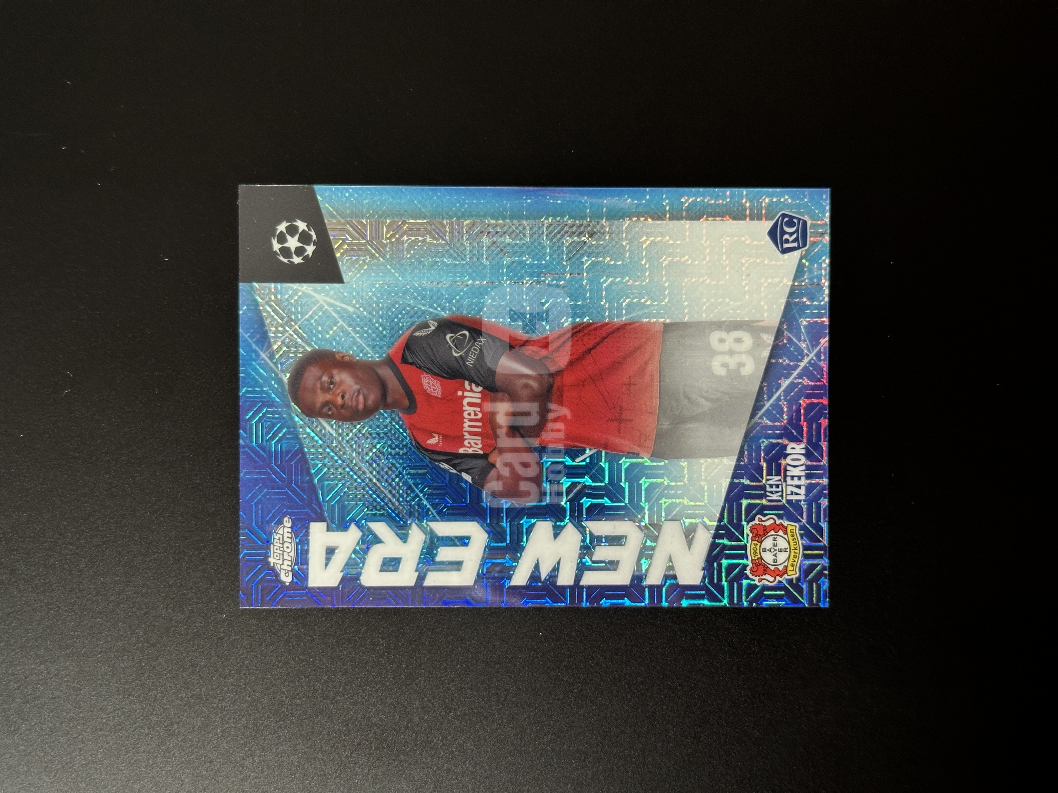 2025 Topps Topps Ken Izekor RC TC欧冠 勒沃库森 肯 伊泽科尔 编号NE-6 RC 新秀 德国新星 New Era 新时代 特卡 迷宫折 Mojo折 卡品如图