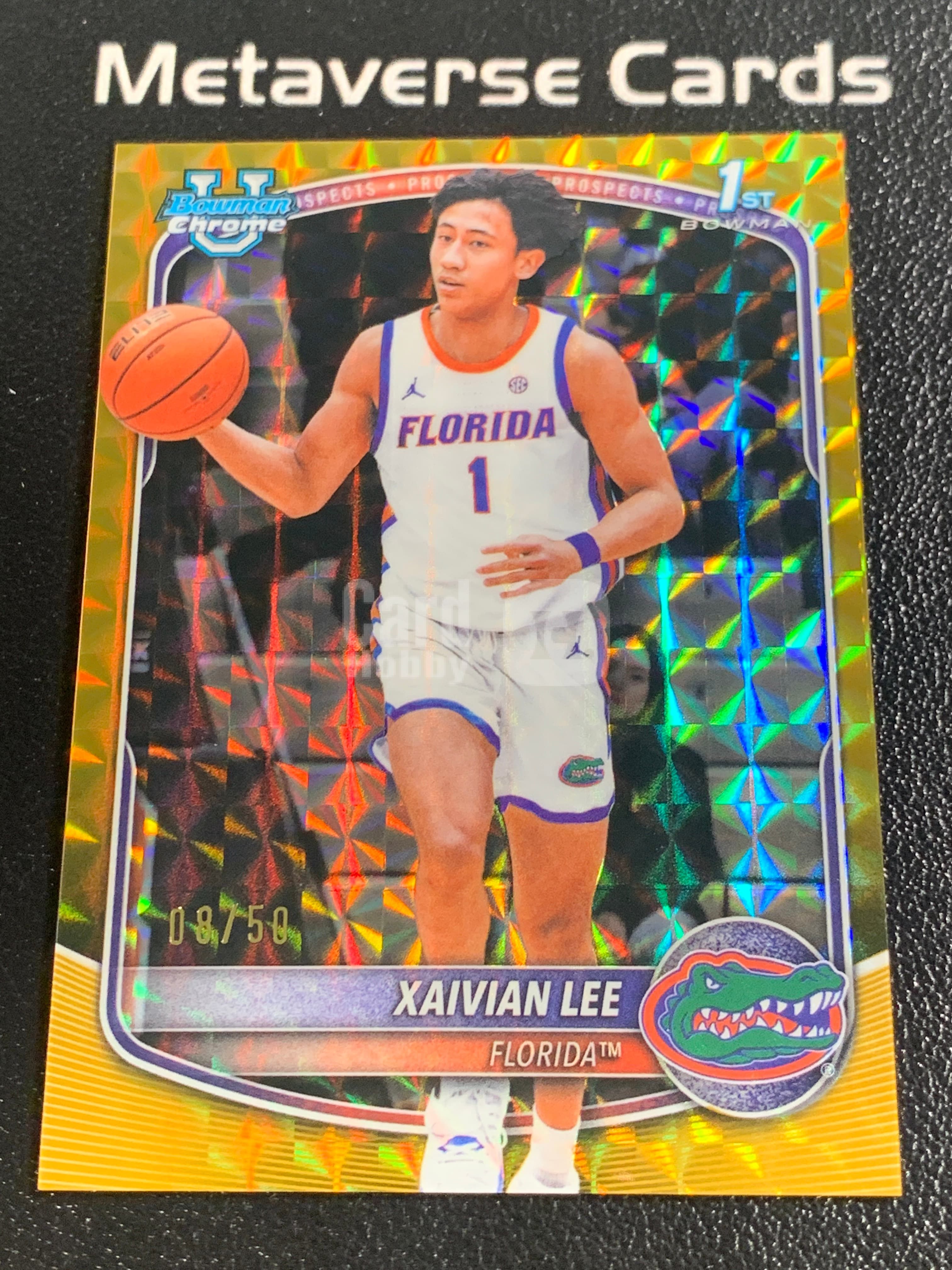 【元宇宙拍卖】闲堂掌柜004：2025-26 Topps Bowman Chrome Xaivian Lee 佛罗里达大学 泽维安 李 1st 首秀 金几何折 金马赛克折 08/50编 微瑕如图 收藏必备