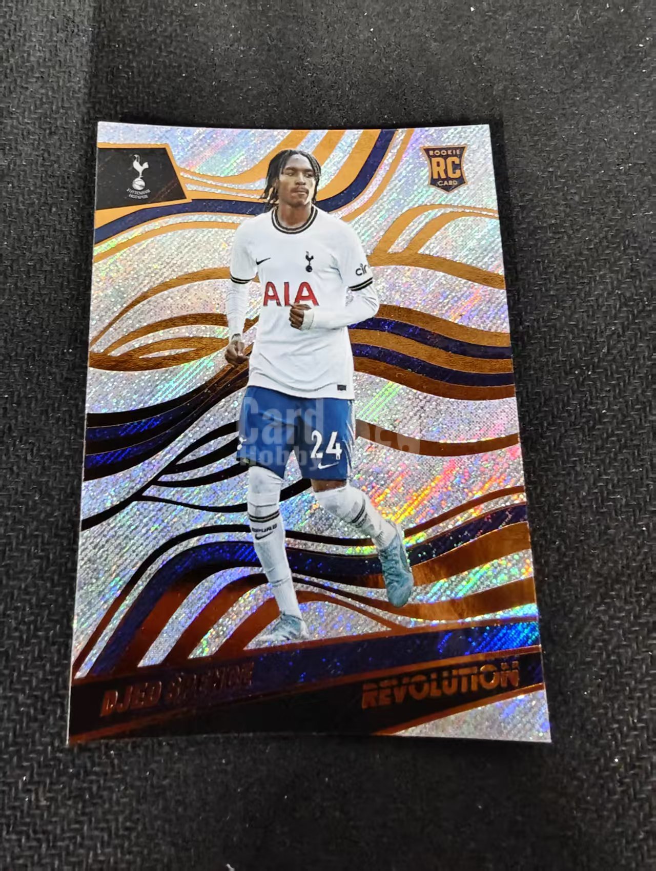 2022-23 Panini Revolution Djed Spence 革命 英超 迪杰德 斯宾斯 热刺 新秀 RC 英超 革命 折射 划痕 边角瑕疵 #295