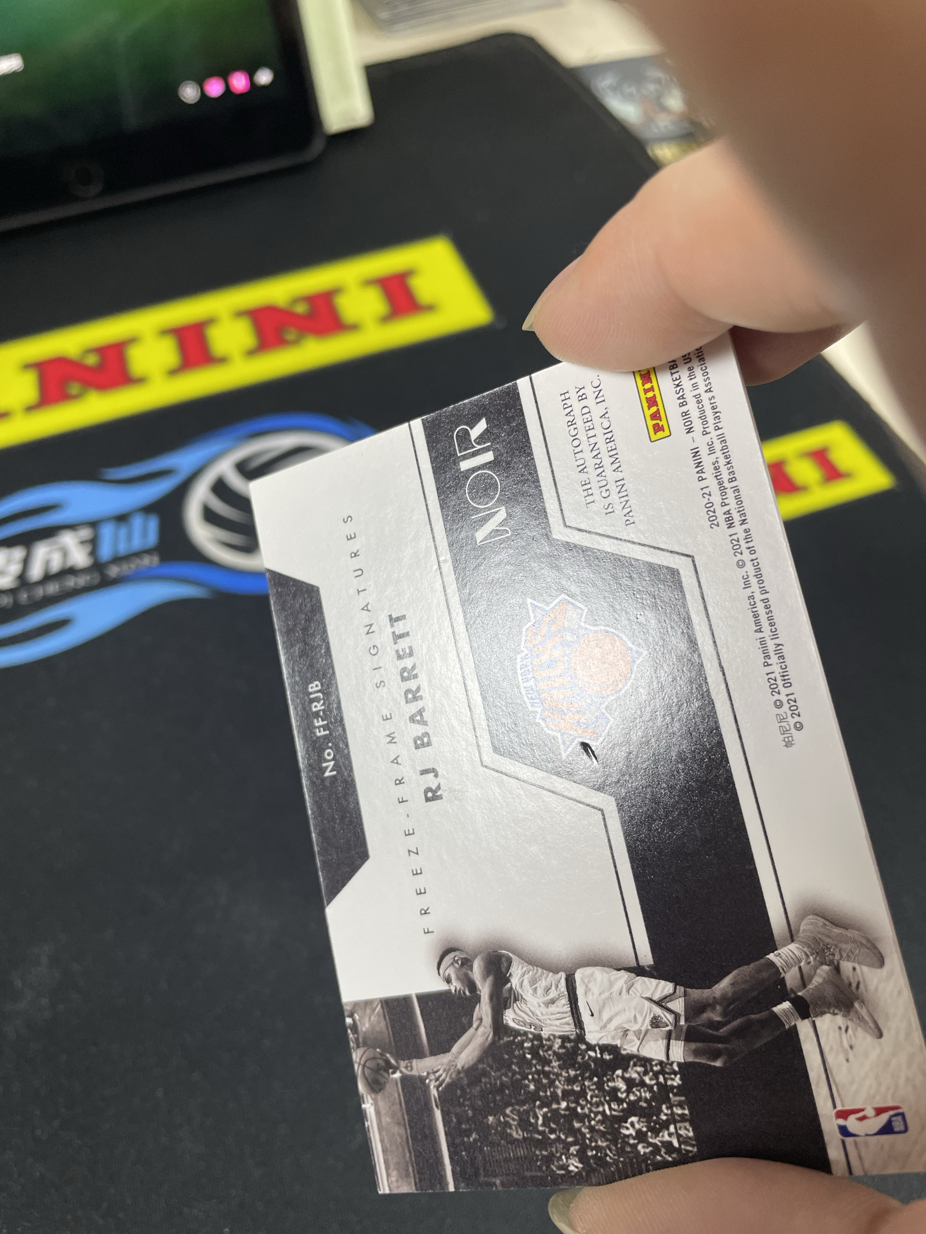 【皮成仙拍卖 统一手续费6%】 PANINI 20-21 NOIR 诺尔 尼克斯 RJ BARRETT RJ巴雷特 彩色 签字 卡签 49编 瑕疵如图 凑套必备 值得收藏【只发顺丰】菠萝菠萝蜜123