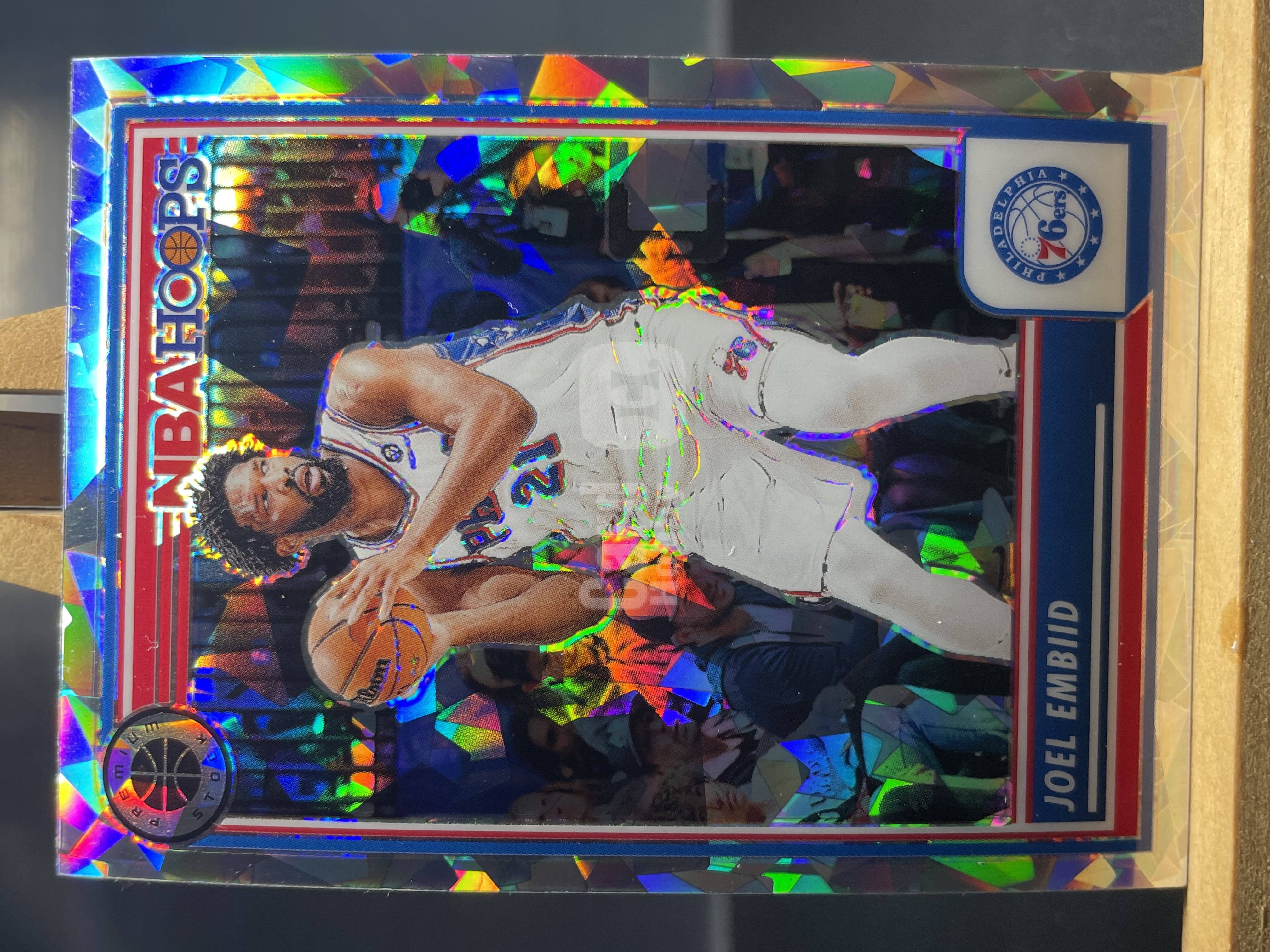 (K4) 2023-24 PANINI HOOPS 白碎冰‌ ‌大帝 恩比德  76人   近期大热球星  收藏必备 边暇图3 ! ! !