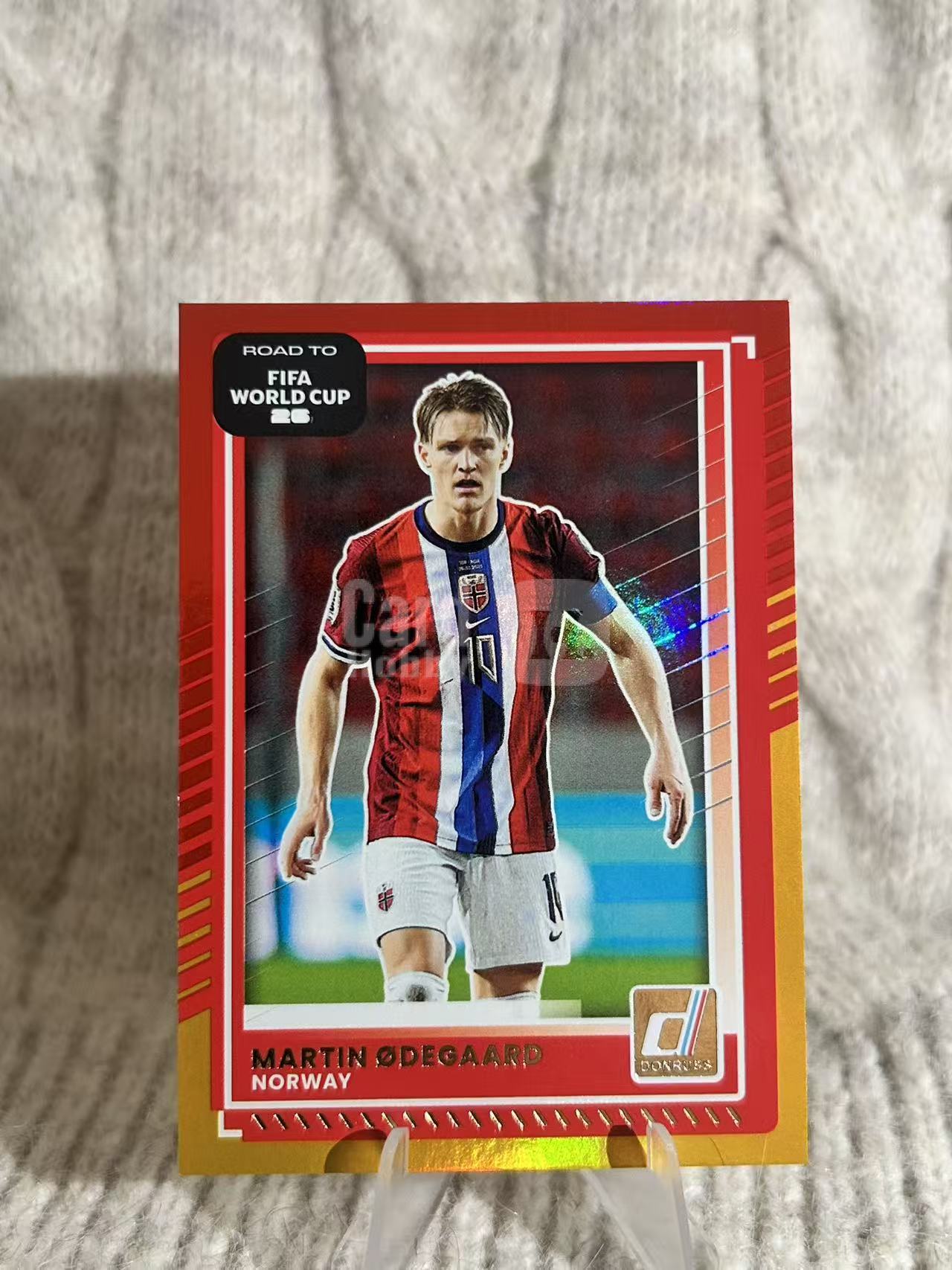 2022 Panini Donruss Road To Qatar Martin Ødegaard 马丁・厄德高红金折射平行卡。挪威国家队队长,阿森纳中场核心,技术细腻,视野出色,擅长前场组织与远射