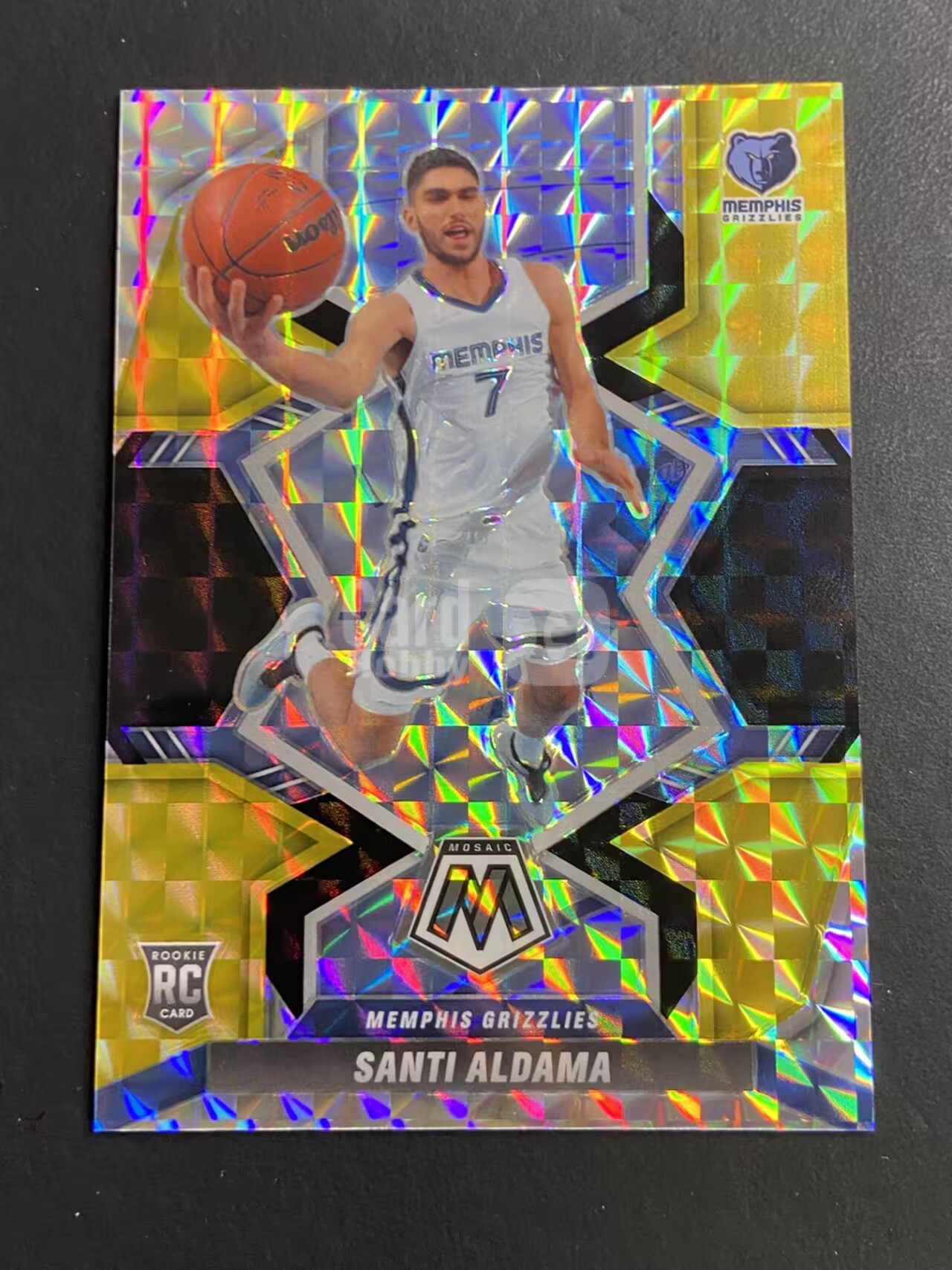 2021-22 Panini Mosaic Santi Aldama RC 【肥猫代卖】X03F 马赛克 灰熊 新秀 桑蒂 阿尔达马 马赛克折 折射 8编 大比例 ssp 瑕疵如图