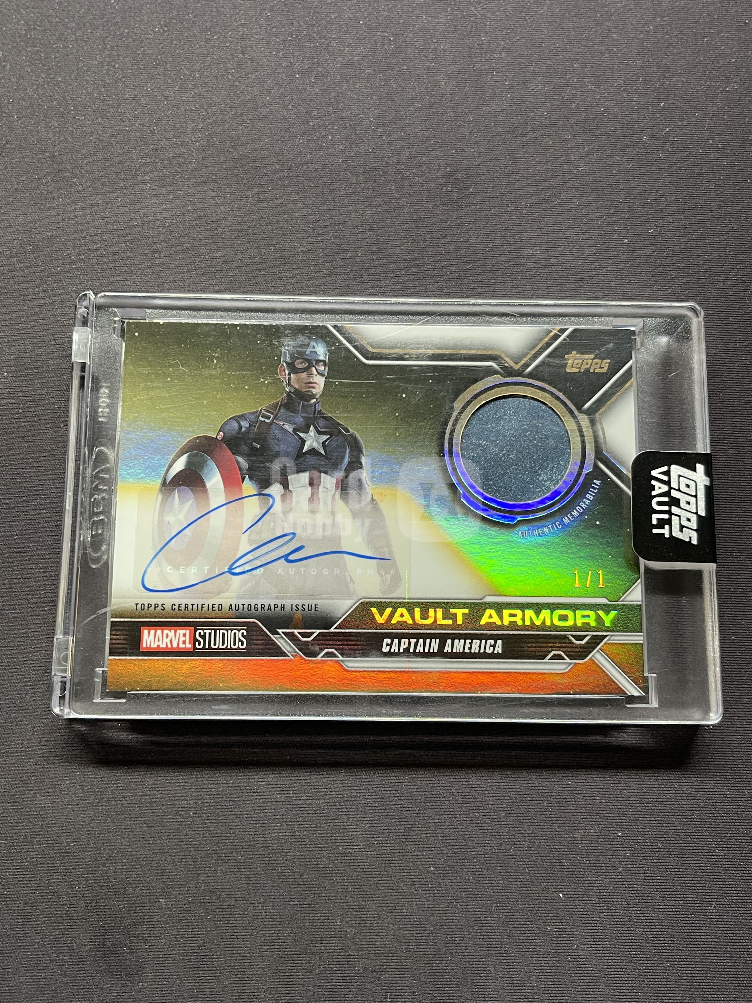 2026 Topps Vault Marvel Captain America 漫威 秘藏 复仇者联盟2：奥创纪元 克里斯·埃文斯/美国队长 落场盾牌物料 签字 1/1编 金版 HIT「老夫子」888