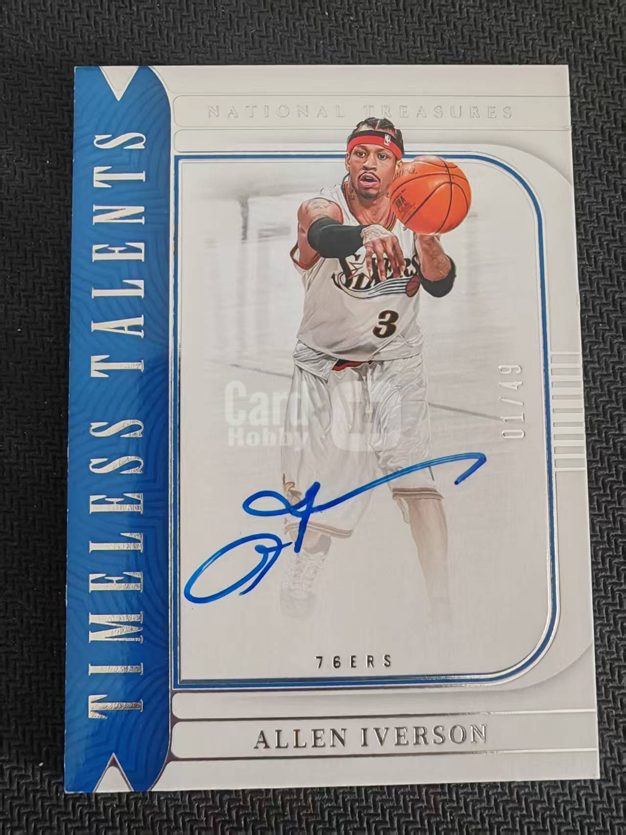 「钢炮拍卖」2022-23 Panini National Treasures Allen Iverson 阿伦 艾弗森 AI 签字 卡签 01/49编 首编 国宝 收藏必备 G 鹏浩