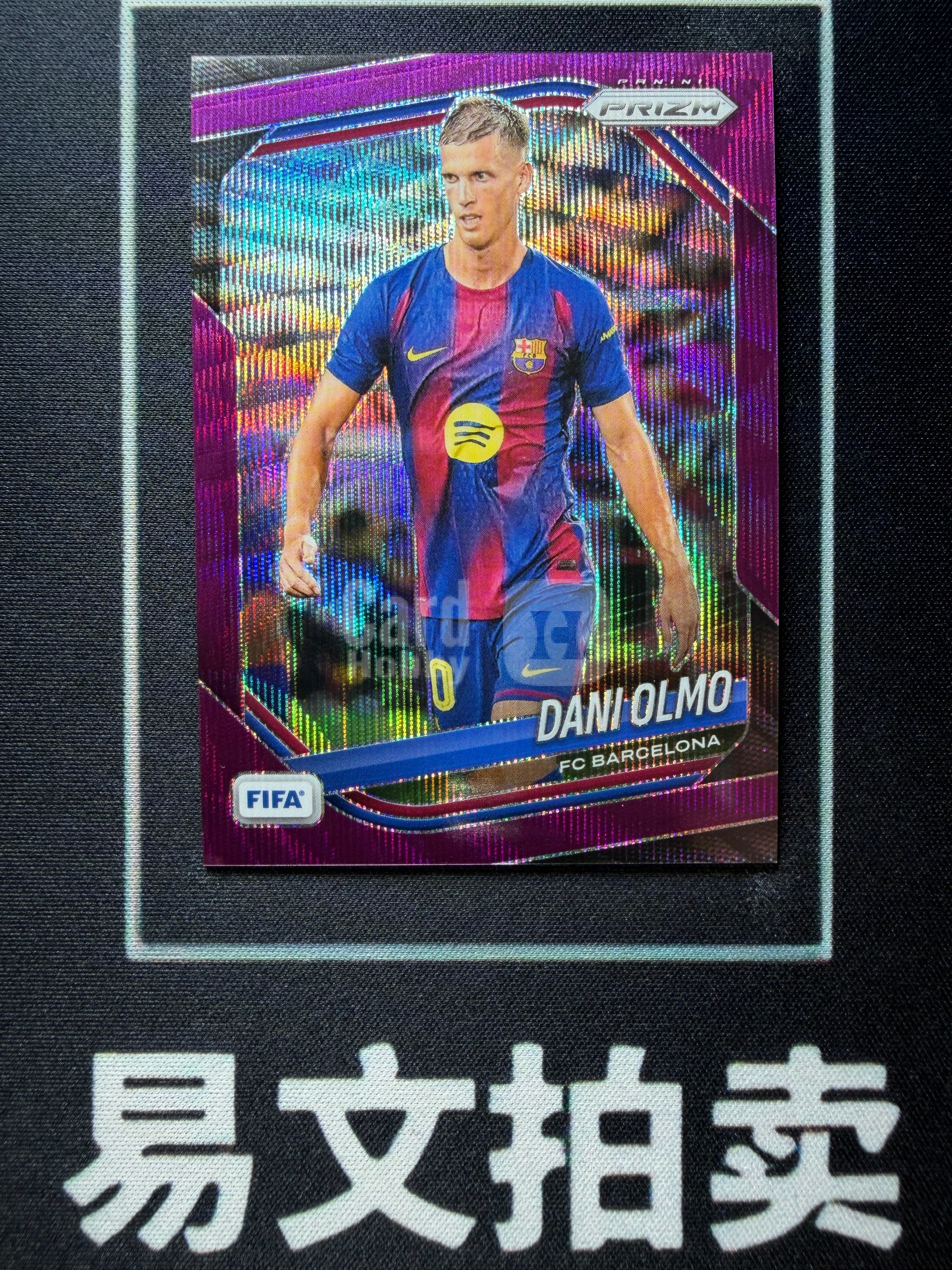 【易文拍卖 超级回款】2025-26 Panini Prizm Pz FIFA DANI OLMO 西班牙 巴萨 莱比锡红牛 奥尔莫 奥尔默 21/49编 紫折 卡品如图#不二安