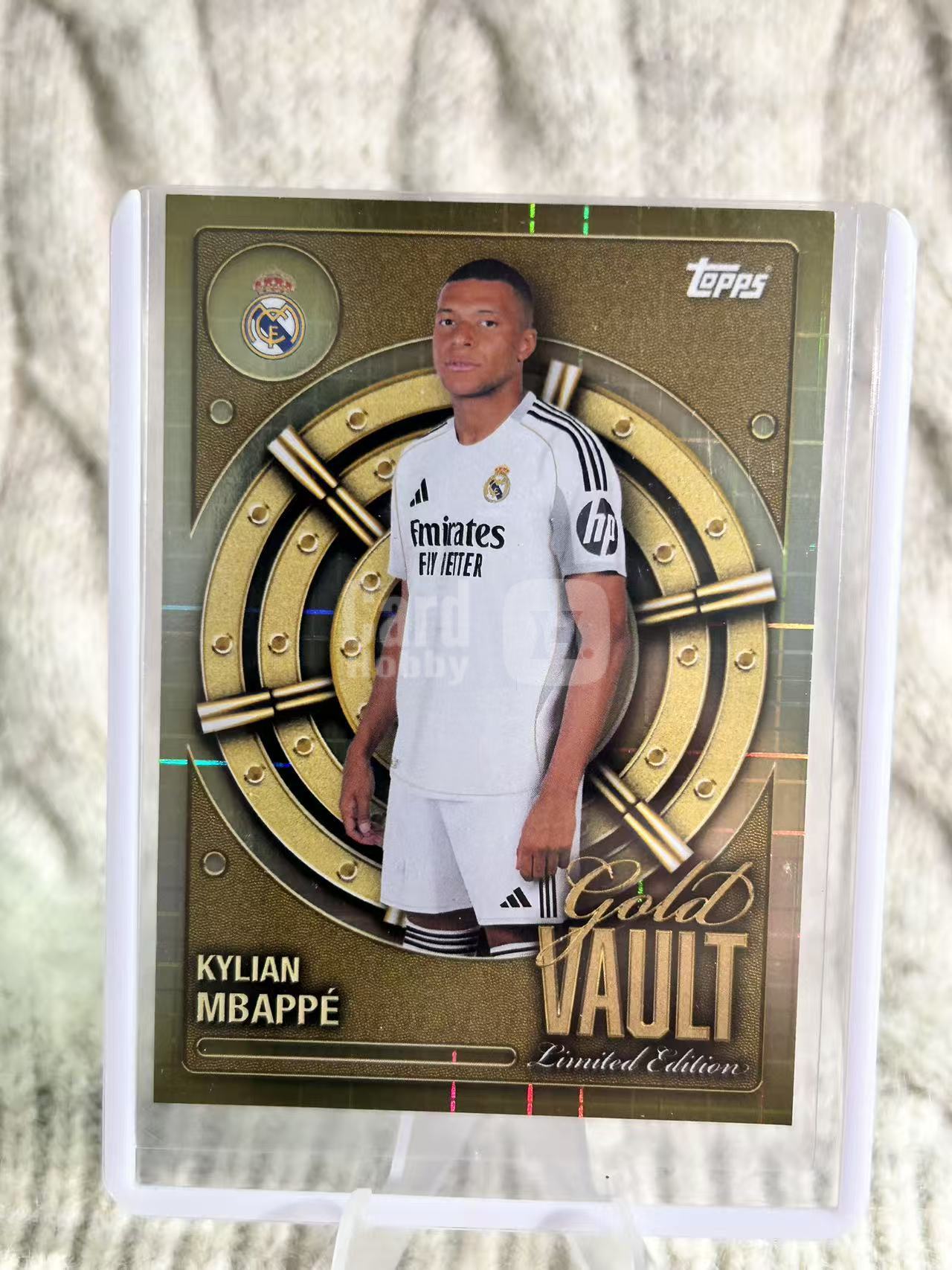 2026 Topps Gold Vault Kylian Mbappé 金库限量特卡 - 基利安・姆巴佩,皇马锋线核心,速度与终结能力拉满,足坛当红巨星
