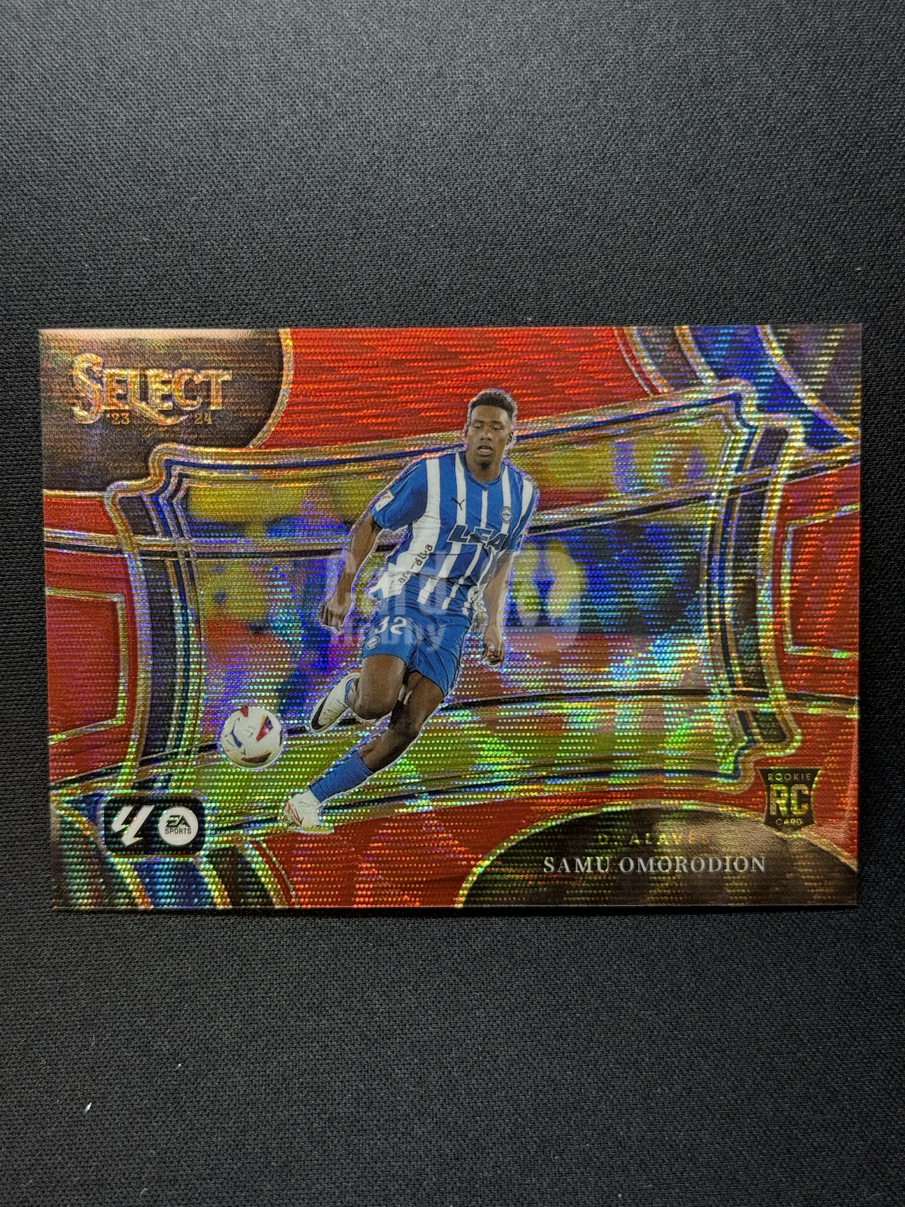 2023-24 Panini Select Samu Omorodion RC 【小贝代拍】西甲 Select 阿尔维斯 大热新秀 萨穆 奥莫罗迪翁 三阶 红波纹折 /65编 瑕疵如图 H EW