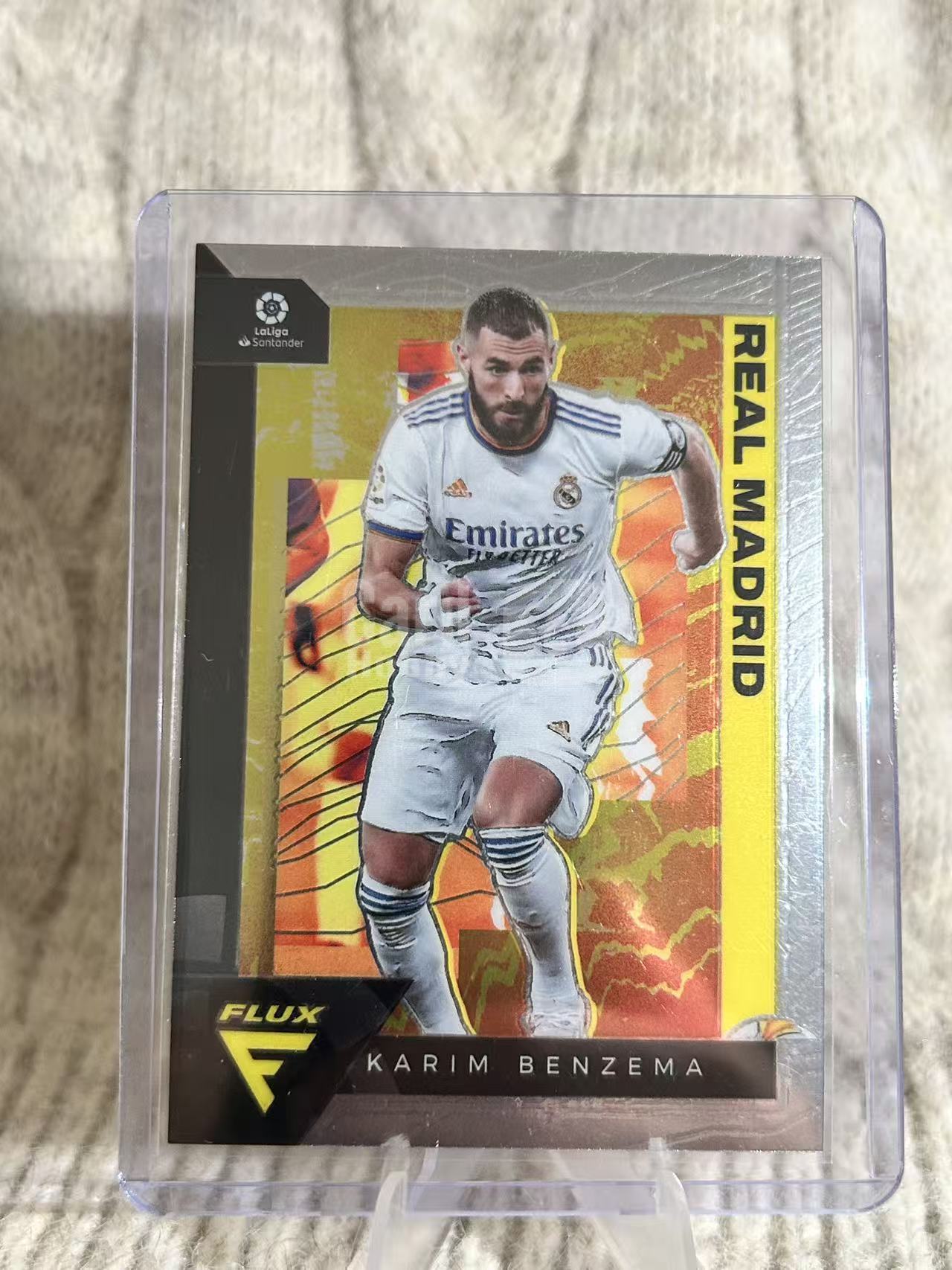 2021-22 Panini 编年史 Flux 西甲 Karim Benzema 卡里姆・本泽马。皇马传奇前锋,橙黄潮流背景,复古漫画风格设计