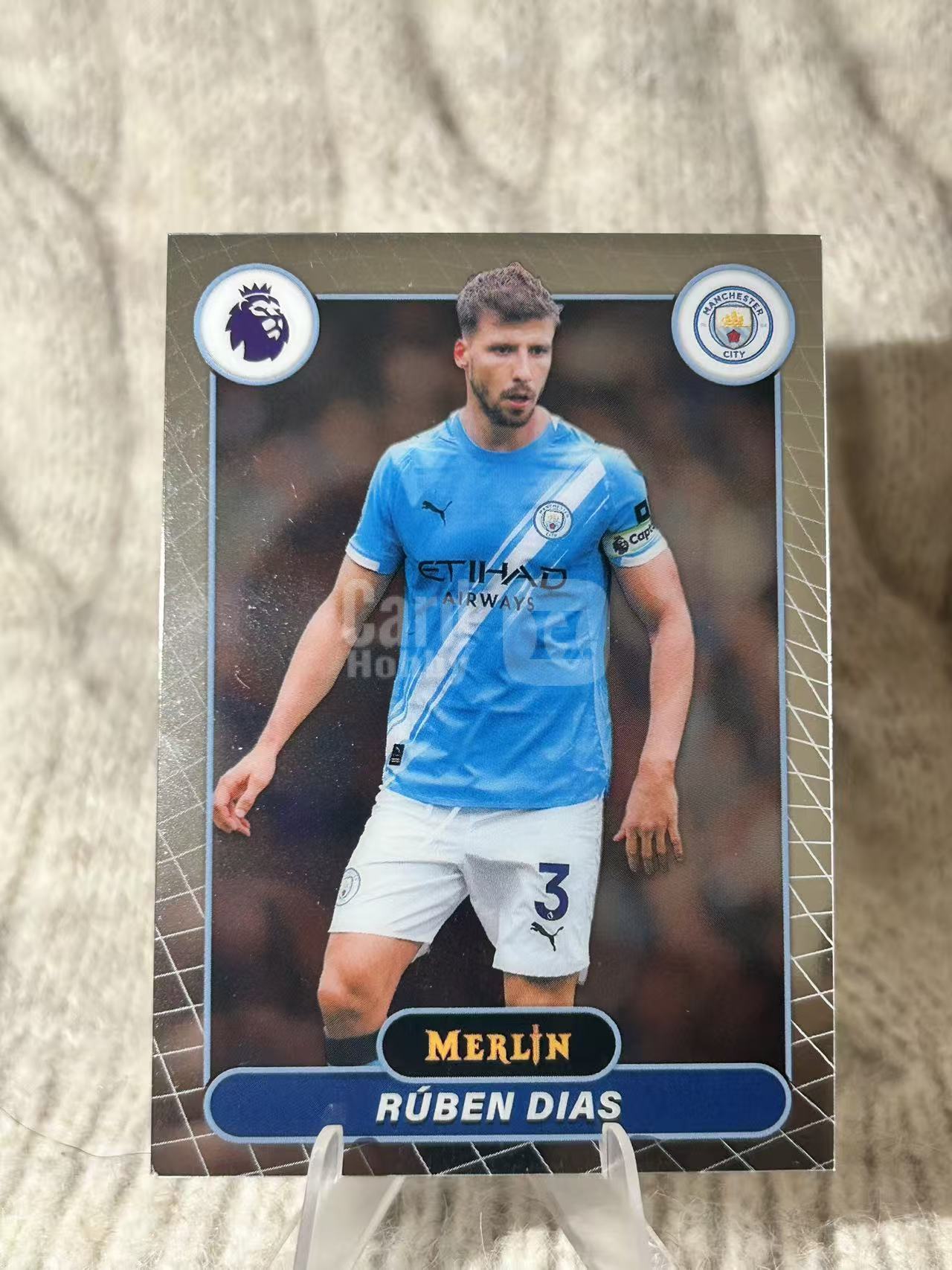 2024 Topps Merlin 梅林 Rúben Dias 鲁本・迪亚斯 - 曼城后防核心,葡萄牙国脚,防守稳健卡位强悍,统领防线能力出众,凑套必备