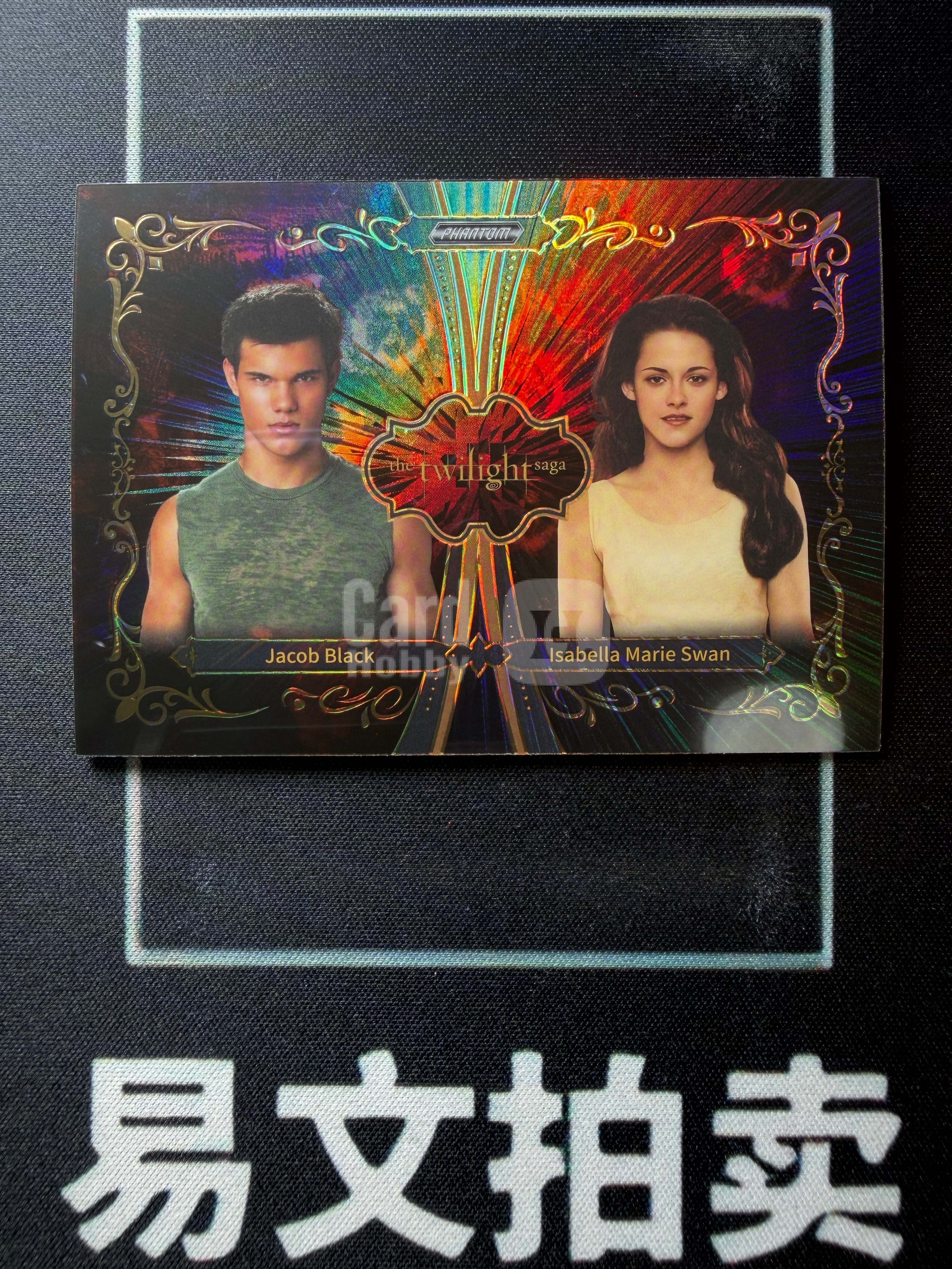 【易文拍卖 超级回款】2026 Kakawo Phantom 暮光之城系列收藏卡 PTW-DB-08 雅各布 布莱克 伊莎贝拉 玛丽 斯旺 488编 双人羁绊卡 卡品如图#董小熊