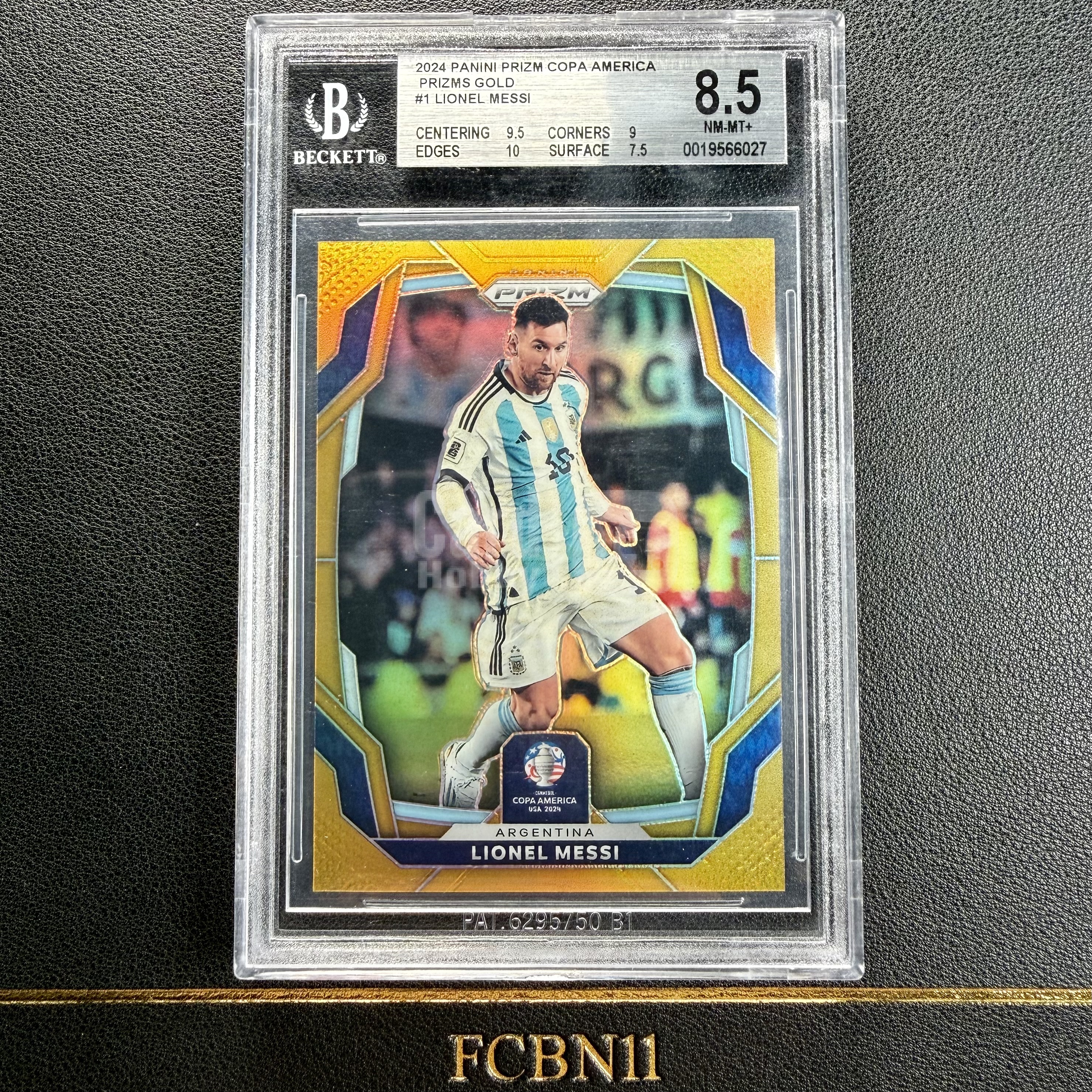 【FCB拍卖】2024 PANINI PRIZM LIONEL MESSI 里奥 梅西 10编 正金折 GOLD BGS8.5 阿根廷 /10 巴萨 世界杯冠军 背景有马拉多纳画像 COPA美洲杯元年 {wang9} FCBN11代理拍卖