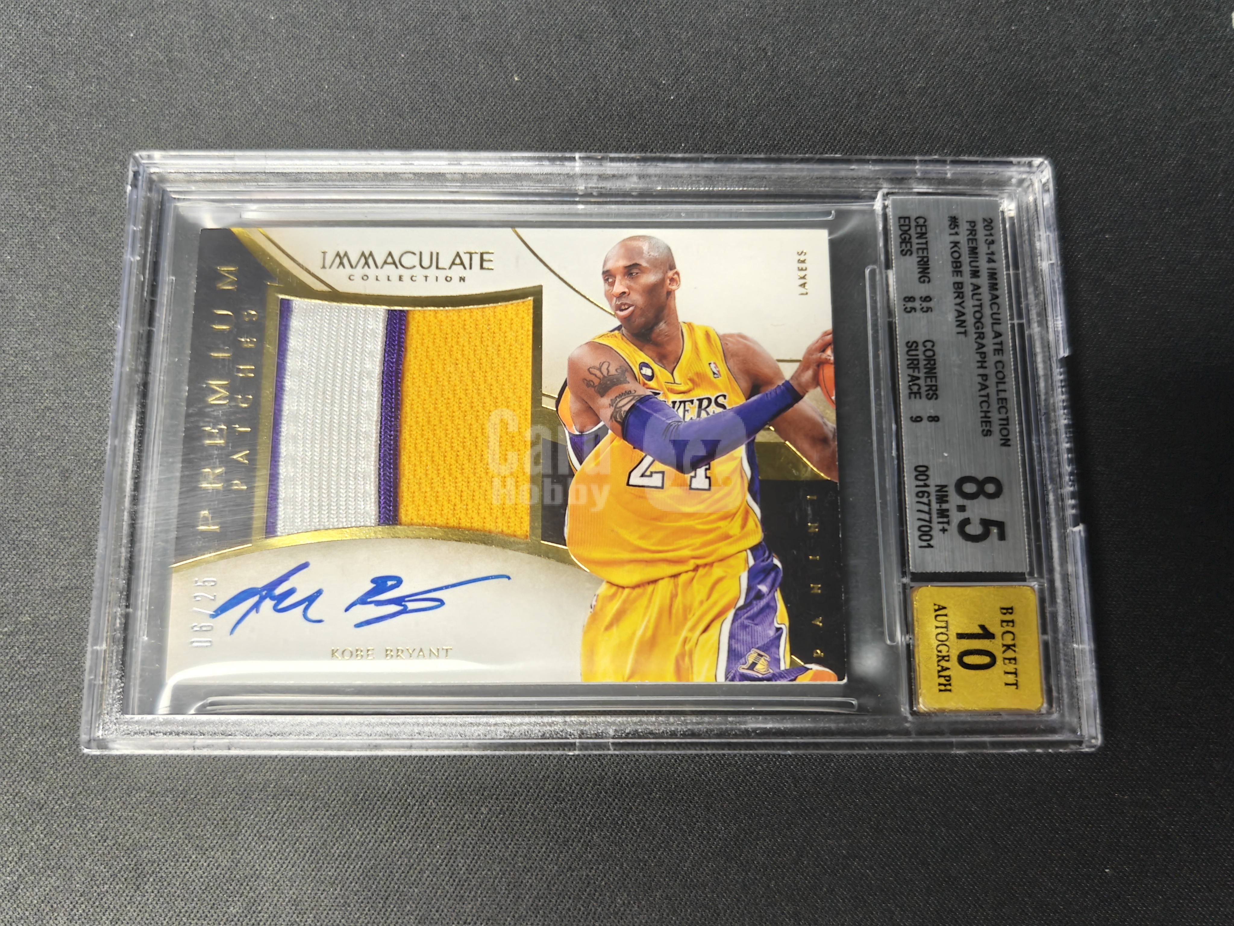 2013-14 Panini Imm Kobe Bryant 爱咪咪 湖人 科比布莱恩特 黑曼巴 GU物料 Patch 签字卡签 PA 06/25编 金平行 BGS评级品相8.5分签字完美10分 不吃哥