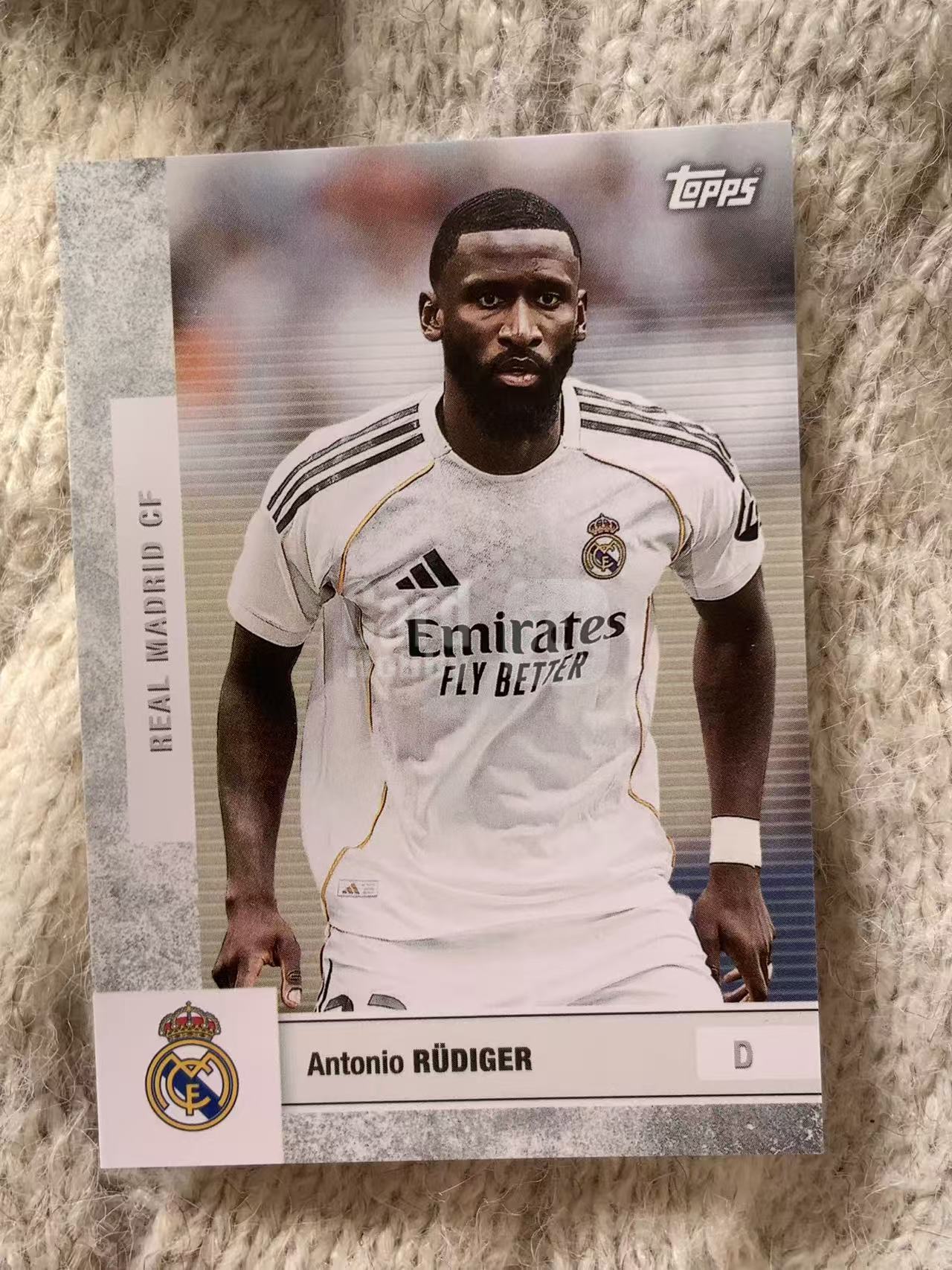 2024 Topps 皇马队盒 Antonio Rüdiger 安东尼奥・吕迪格 - 皇马主力中卫,身体对抗强悍,防空能力出众,德国国脚,大赛经验丰富,后防可靠屏障,凑套必备