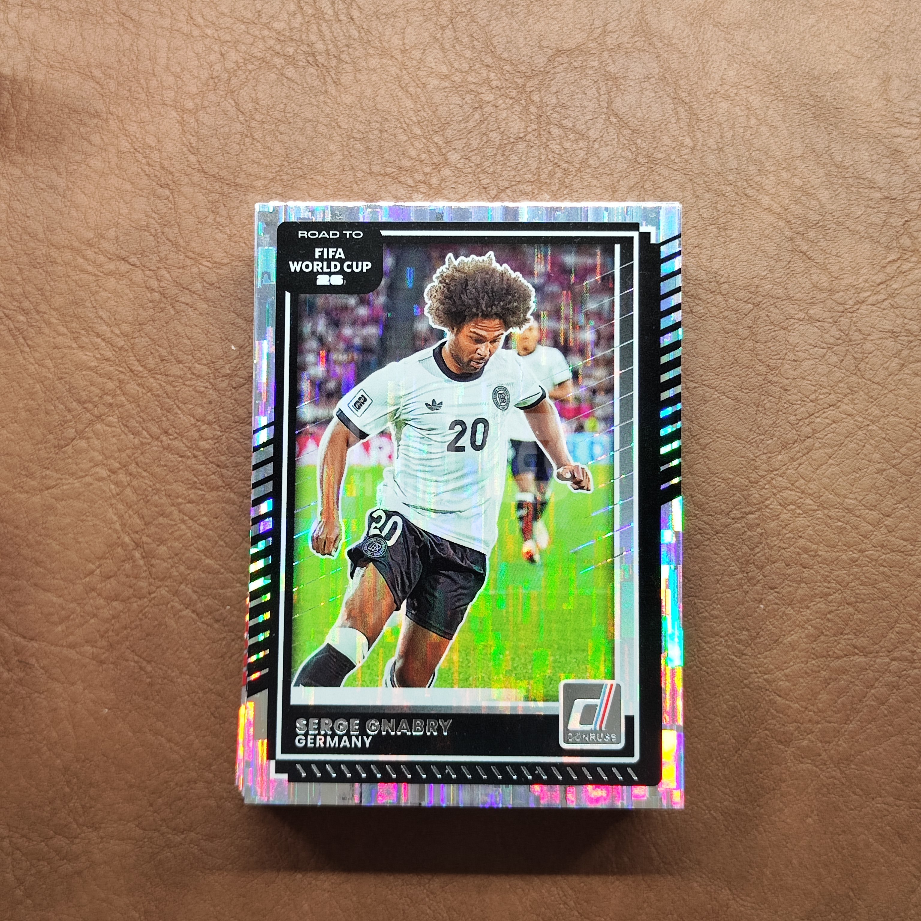 2025-26 【YM拍卖-代卖/回收】 World Cup Prizm 杜蕾斯世界杯之路 Serge Gnabry 塞尔日 格纳布里 德国  银瀑布折 Y0172