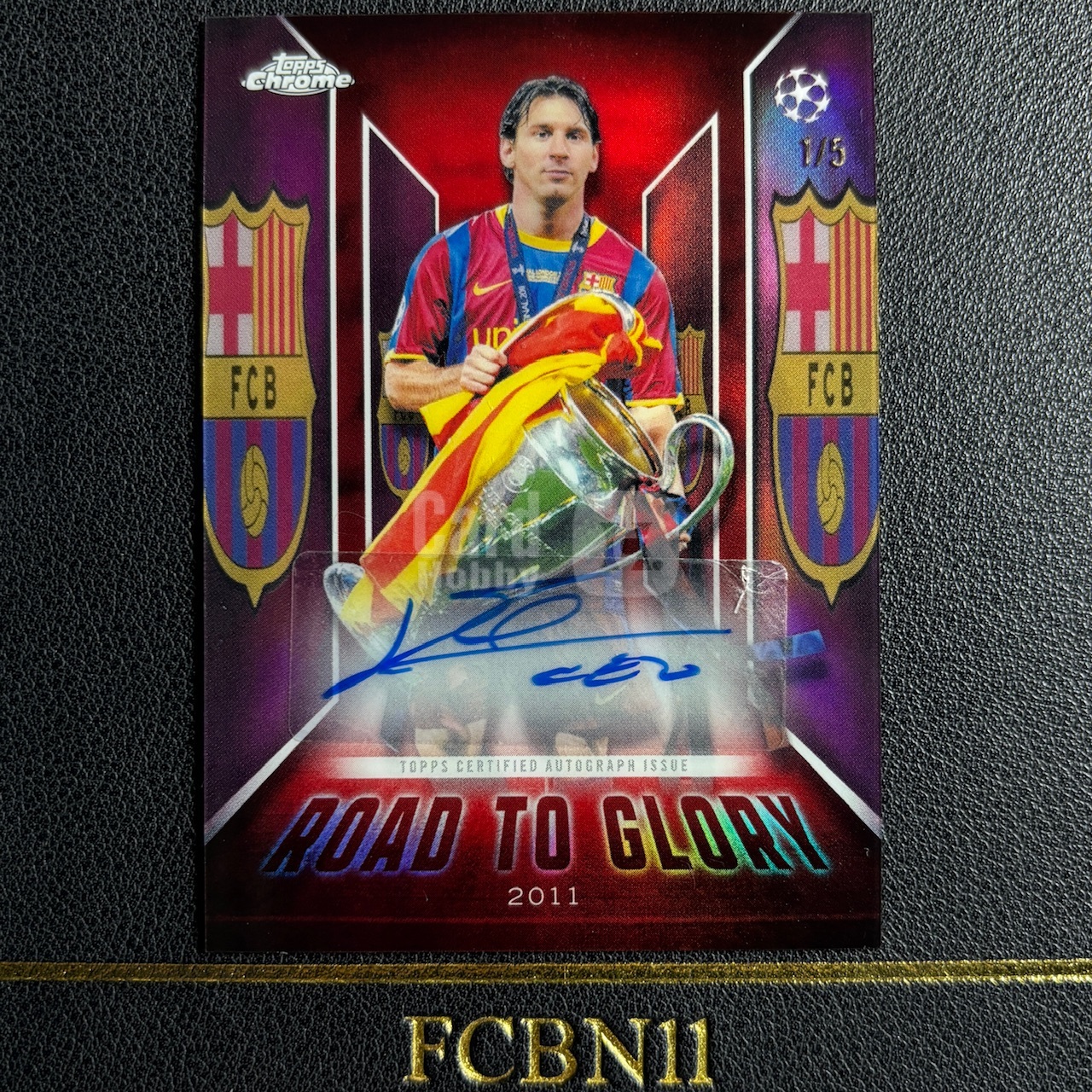 【FCB拍卖】2025-26 TOPPS CHROME LIONEL MESSI 里奥 梅西 签字 5编 1/5 红折签 首编 荣耀之路 捧杯选图 巴萨 巴塞罗那 巴黎 阿根廷 球王 欧冠 痕如图 瑕疵｛LLN82｝FCBN11代理拍卖W