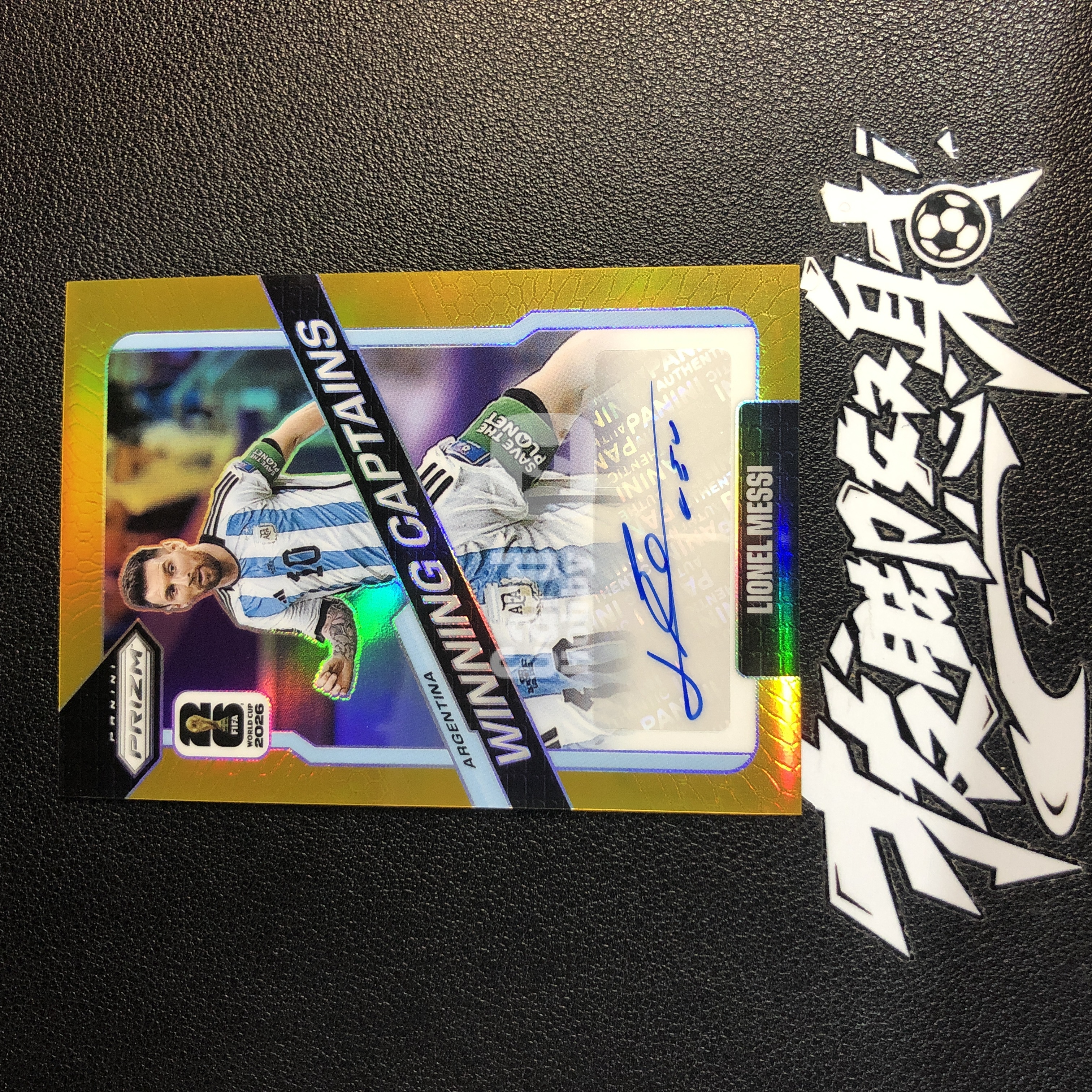 【拔脚精品】2026 panini prizm 世界杯 pz  梅西 阿根廷 球王 Lionel Messi 巴塞罗那 迈阿密国际 签字 冠军队长签 Winning Captains 2/10编 金折 编号同背｜拔脚比特GXWHHX1