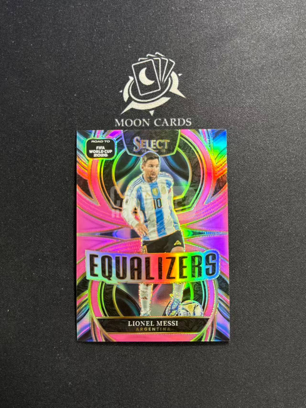 /25编【梦卡拍卖】2025-26 Panini Select 世界杯 Lionel Messi 梅西 阿根廷 特卡 粉折 #DD# 王姐