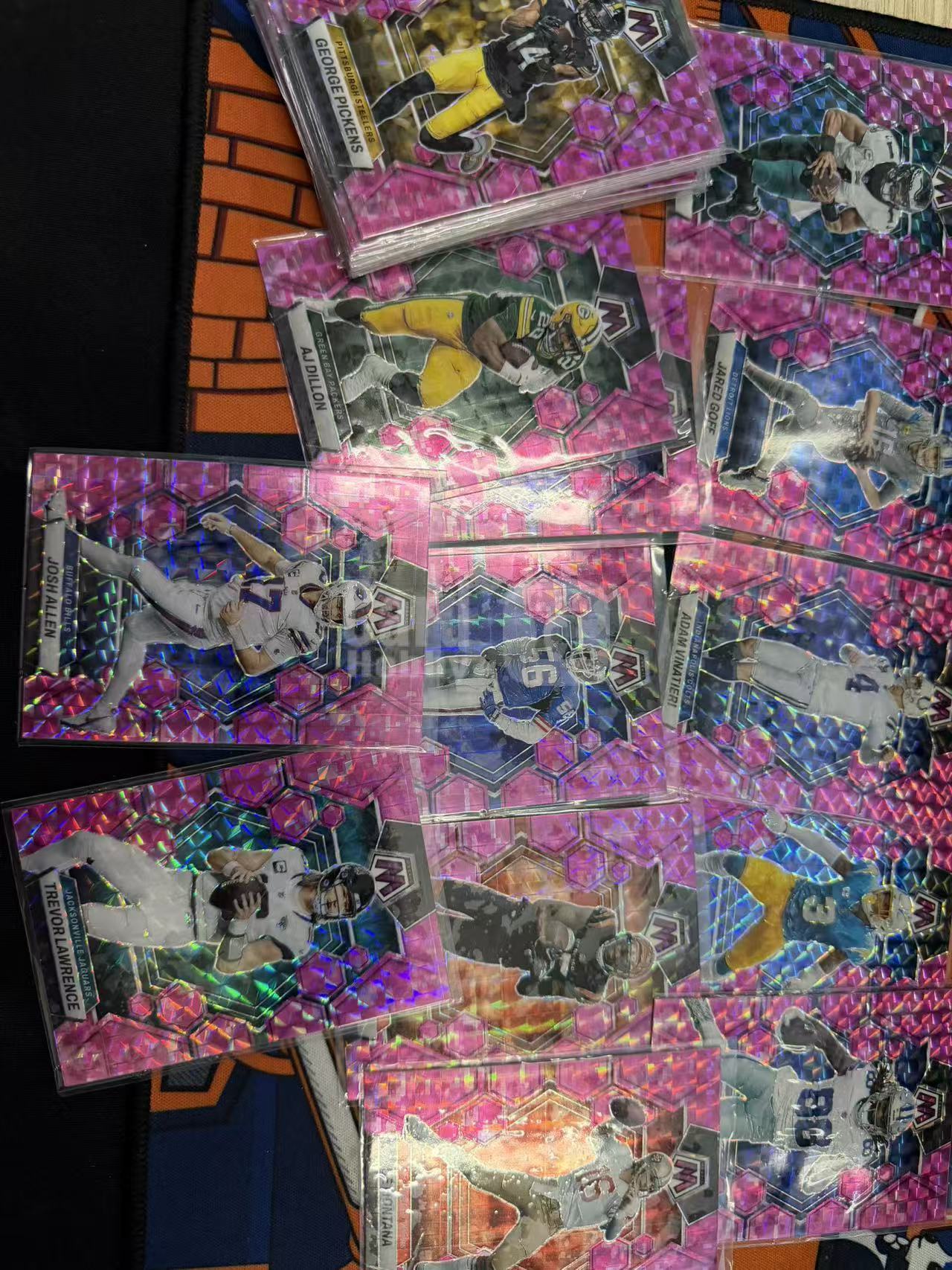 2023 Panini Mosaic George Pickens 马赛克系列 30张橄榄球选手不同折打包 乔治 皮肯斯,拉马尔 杰克逊,特雷 劳伦斯等 粉马赛克折 卡固官方代卖 Gordon