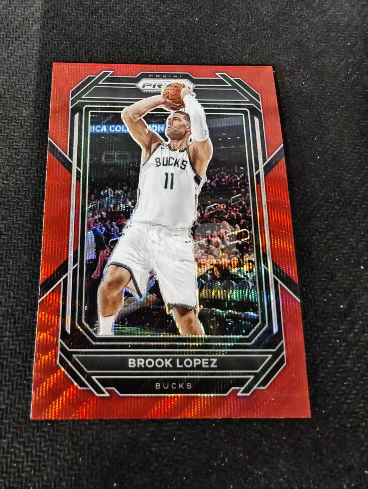 2022-23 Panini Prizm Brook Lopez 布鲁克 洛佩斯 雄鹿 红波纹 PZ 划痕 边角瑕疵 #94
