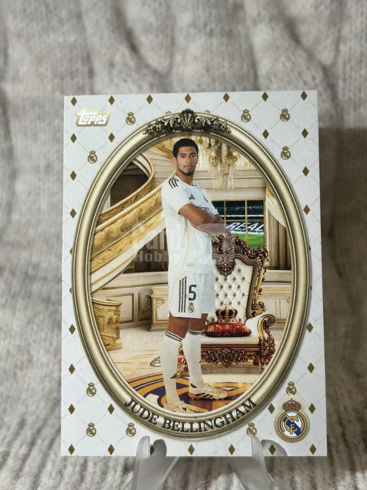 2024 Topps 皇马王室系列 Jude Bellingham 裘德・贝林厄姆,皇马中场核心,王室相框特卡,宫廷奢华背景设计,画面高级精美,实拍原图展示,凑套必备